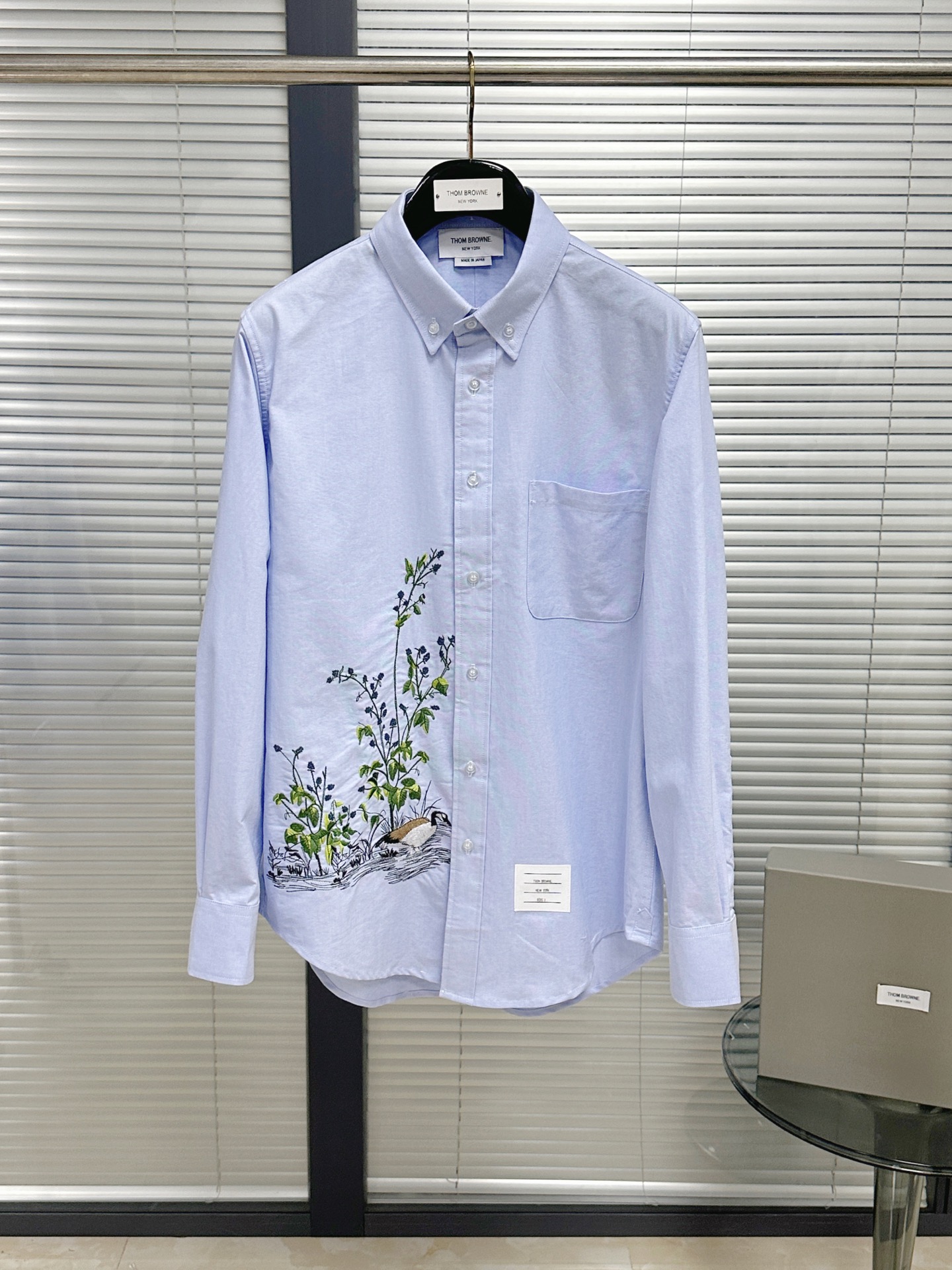 NO:783405,Shirt | Wild Goose Satin Embroidered Oxford Shirt Made of pure cotton Oxford fabric, it feels as delicate and soft as clouds, has both breathability and wear resistance, and is not easily deformed after long-term wear. The unique texture of Oxford cloth is classic and durable. It is paired with three-dimensional embroidery of wild geese playing in the water, making it casual but not monotonous. The wild goose pattern symbolizes freedom and ambition. It breaks the monotony of solid-color shirts without being overly showy. It is suitable for men who pursue niche tastes.  Pairing with suit pants is a confident business card for the workplace elite. Put on jeans and instantly become a casual and trendy man. A shirt can handle meetings, dates, and travel in various occasions. It is a great tool for layering in autumn. Pair it with a turtleneck sweater or a jacket. The embroidery element becomes the finishing touch of the overall look. Size1.2.3.4, Thom Browne-clothing,thom browne,jeans,jackets & coats,shirts,business suit,19860909衬衫｜雁景缎面刺绣牛津纺衬衣 采用纯棉牛津纺面料,触感如云朵般细腻柔软,兼具透气性与耐磨性,久穿不易变形,牛津布特有的纹理经典耐看,搭配立体刺绣大雁戏水景色图案,休闲又不单调. 大雁图案象征自由与远志,既打破纯色衬衫的单调,又不过分张扬,适合追求小众品味的男士. 搭配西装裤是职场精英的自信名片,换上牛仔裤秒变休闲潮男,一件衬衫驾驭会议、约会、旅行多种场合,秋季叠穿神器,内搭高领针织衫或外罩夹克,刺绣元素成为整体造型的点睛之笔 Size1.2.3.4,汤姆布朗-服装,thom browne,jeans,jackets & coats,shirts,business suit,,Women's clothing