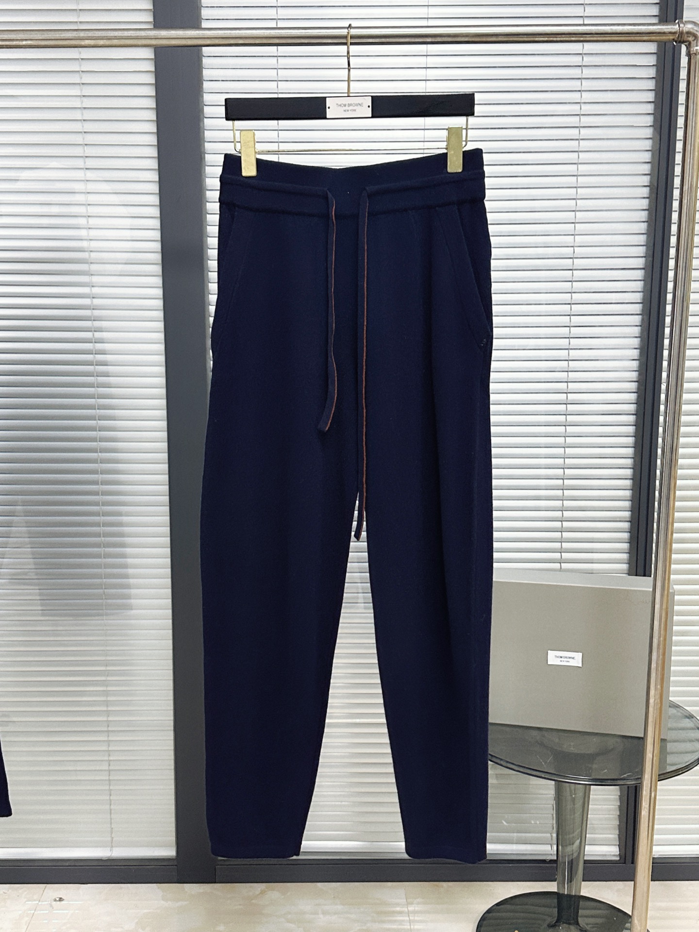 톰브라운 남성 바지 142942 Thom Browne Pants 상세 이미지 2