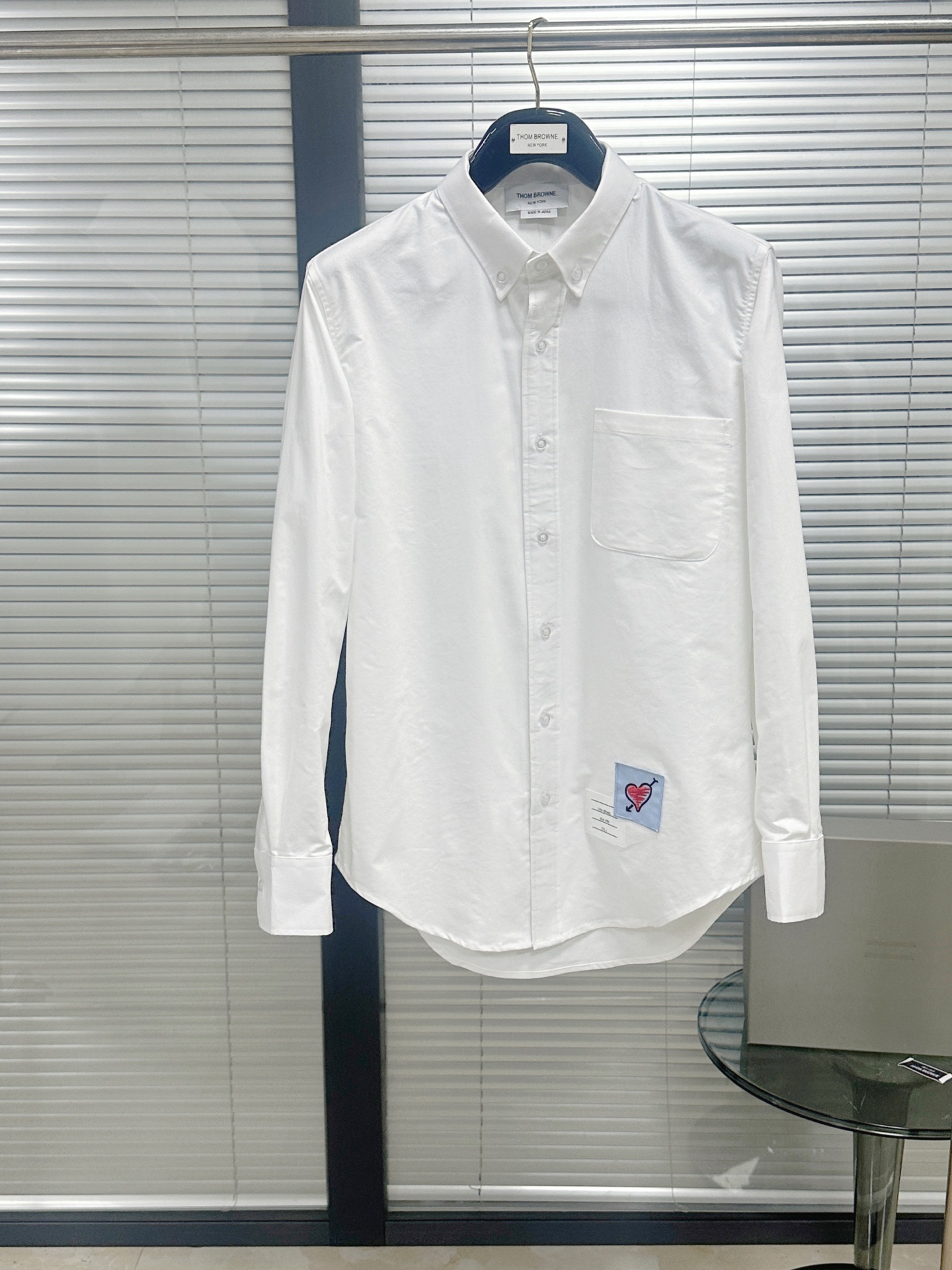 NO:783410,[Qixi Festival Limited] TB basic love patch long-sleeved shirt. The basic fabric of the clothes is not basic, and the basic style is not basic!  !  It seems to be a simple and basic style, but in fact a lot of thought has been put into it. From the material selection to the pattern and tailoring, it is the same as zp. The pure cotton Oxford fabric imported from Taiwan is smooth and smooth, and has excellent moisture absorption and perspiration effects. Not to mention the pattern, it is quite wide without losing the sense of tailoring. The upper body has a proper sense of luxury. Size1.2.3.4, Thom Browne-Clothing, Thom Browne, shirts,19860909【七夕限定】TB基础爱心贴长袖衬衫 衣服基础面料就不基础,款式基础版型就不基础！！ 看似简单又基础的款式, 实则用了超多心思, 从选材到版型剪裁都与zp无差,台湾进口的纯棉牛津纺面料,细滑平整,吸湿排汗效果杠杠, 版型那就更不用说了,挺阔又不失剪裁感 上身妥妥的高级感 Size1.2.3.4,汤姆布朗-服装,thom browne,shirts,,Women's clothing