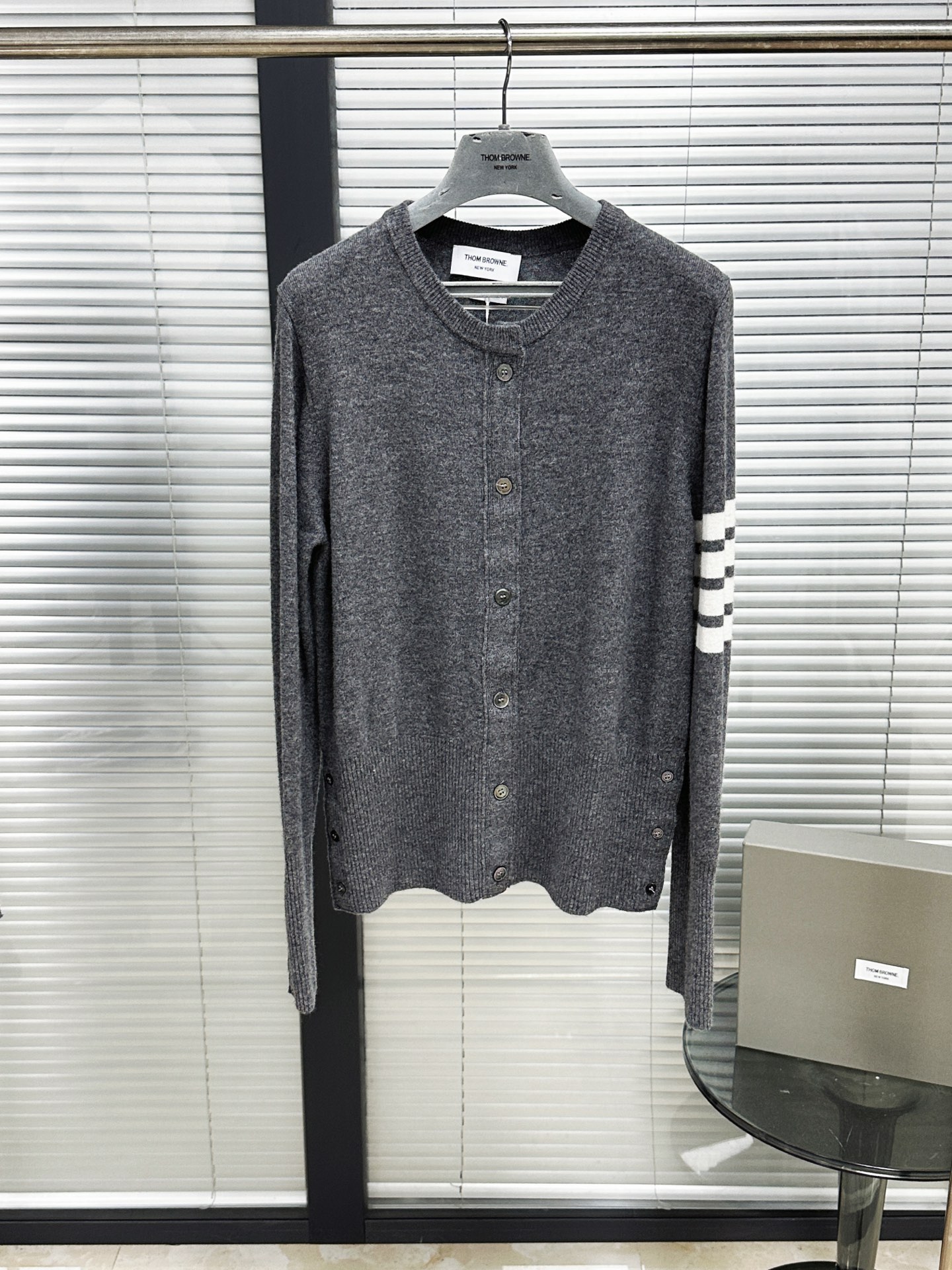 톰브라운 남성 가디건 142956 Thom Browne Cardigan 상세 이미지 2