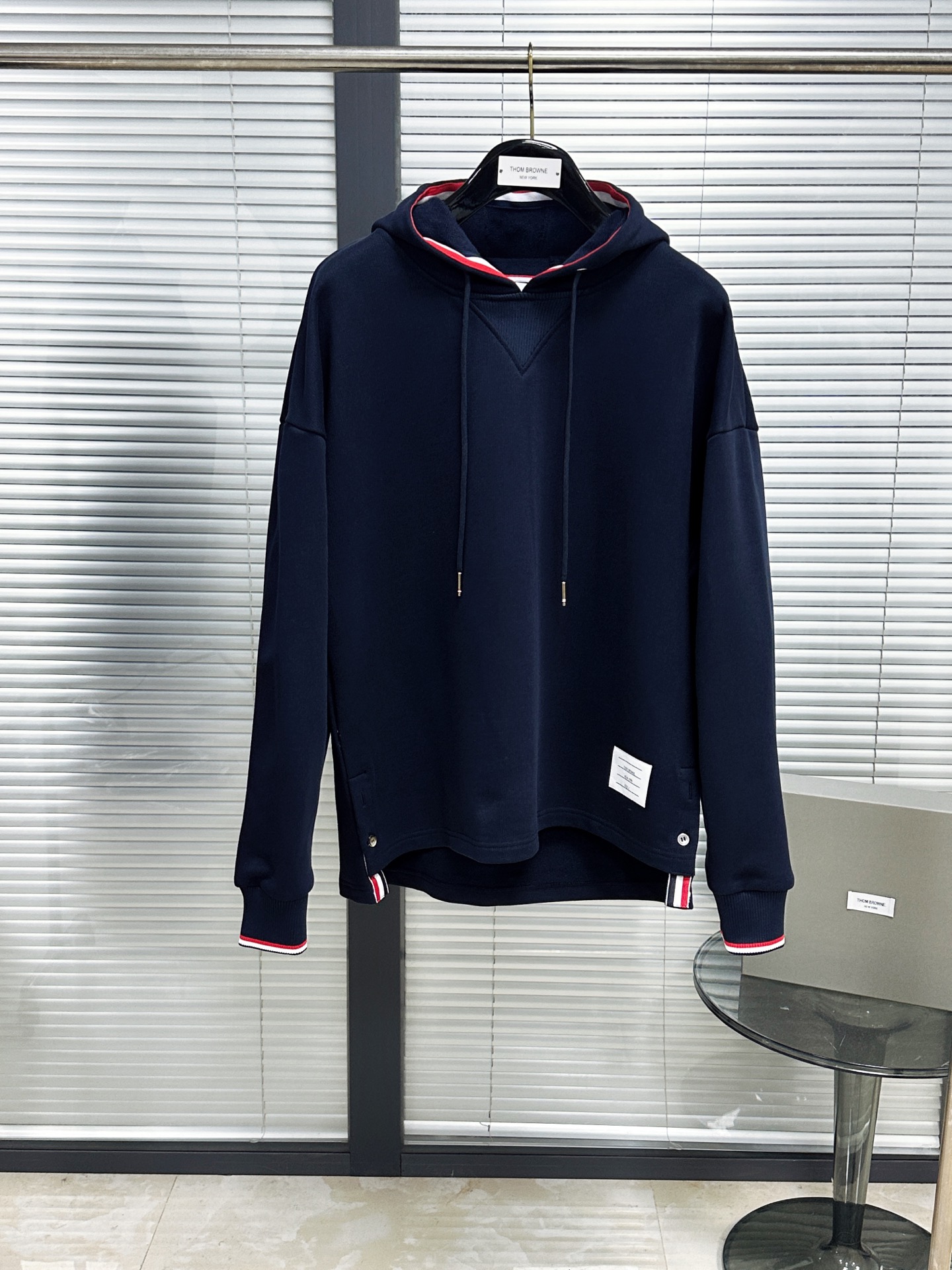 NO:783430,Sweatshirt | TB heavyweight webbing hooded sweatshirt Super single product 560g high-gram heavyweight pure cotton terry fabric Extremely crisp fit Shell buttons at the hem Triangular splicing of collar buttons Customized three-color pure cotton webbing inside the hood Cuffs dyed three-color threads Size1.2.3.4, Thom Browne-clothing,thom browne,hoodie,sweatshirts,hats,19860909卫衣｜TB重磅织带连帽卫衣 超级单品 560g高克重重磅纯棉毛圈面料 版型极其挺括 下摆贝壳扣 领扣三角拼接 帽圈内定做三色纯棉织带 袖口色织三色螺纹 Size1.2.3.4,汤姆布朗-服装,thom browne,hoodie,sweatshirts,hats,,Women's clothing