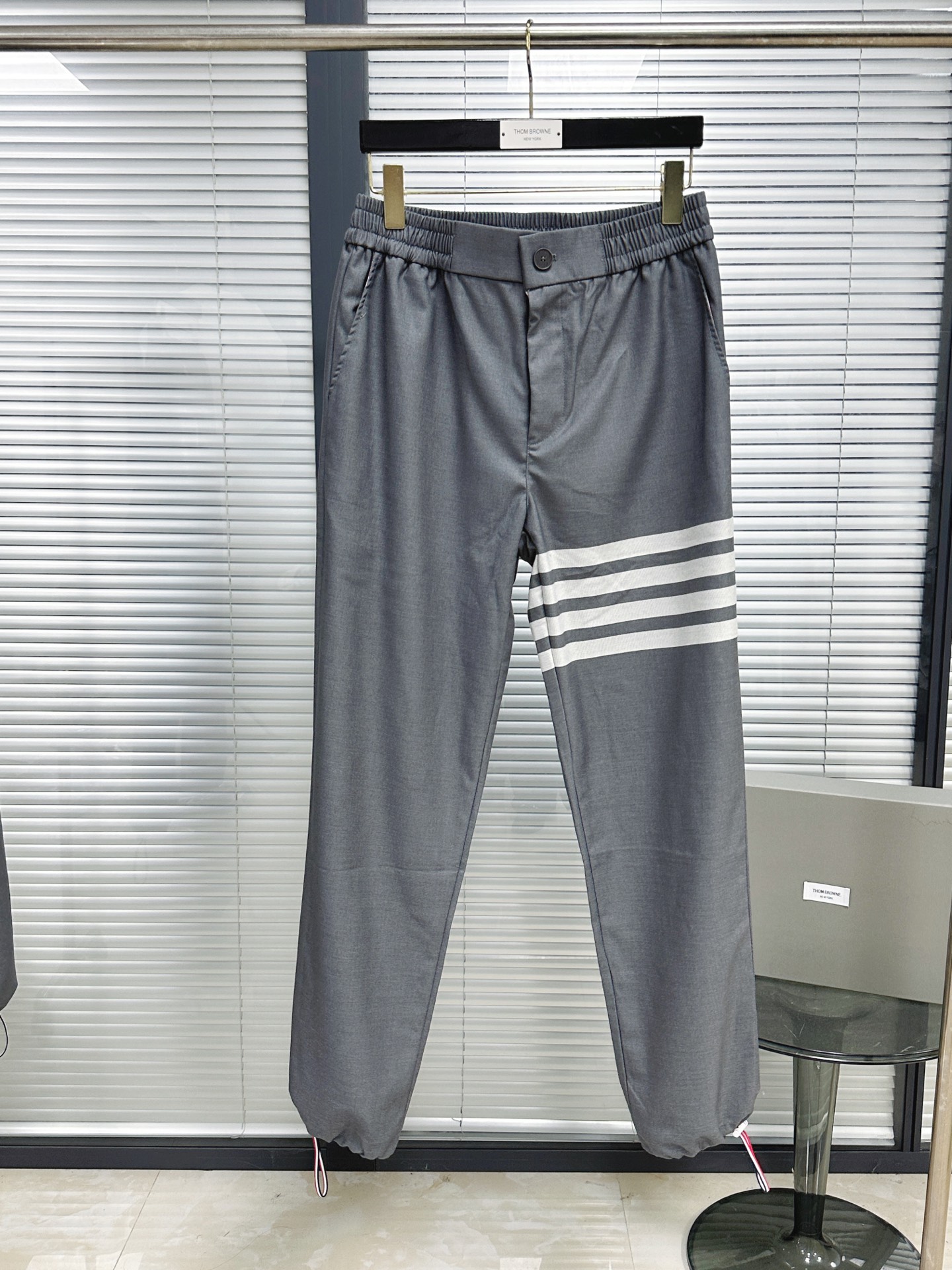 NO:783437,Trousers | TB yarn-dyed four-bar casual trousers. Classic yarn-dyed four-bar. Pure cotton worsted. The thickness and density are not too good. The inner yarn-dyed fabric is bone bound. The foot openings are retractable. Size1.2.3.4, Thom Browne-clothing,thom browne,19860909长裤｜TB色织四杠休闲长裤 经典色织四杠 纯棉精纺 厚度和密度简直不要太好 内里色织布骨位包边 脚口伸缩扣 Size1.2.3.4,汤姆布朗-服装,thom browne,,Women's clothing