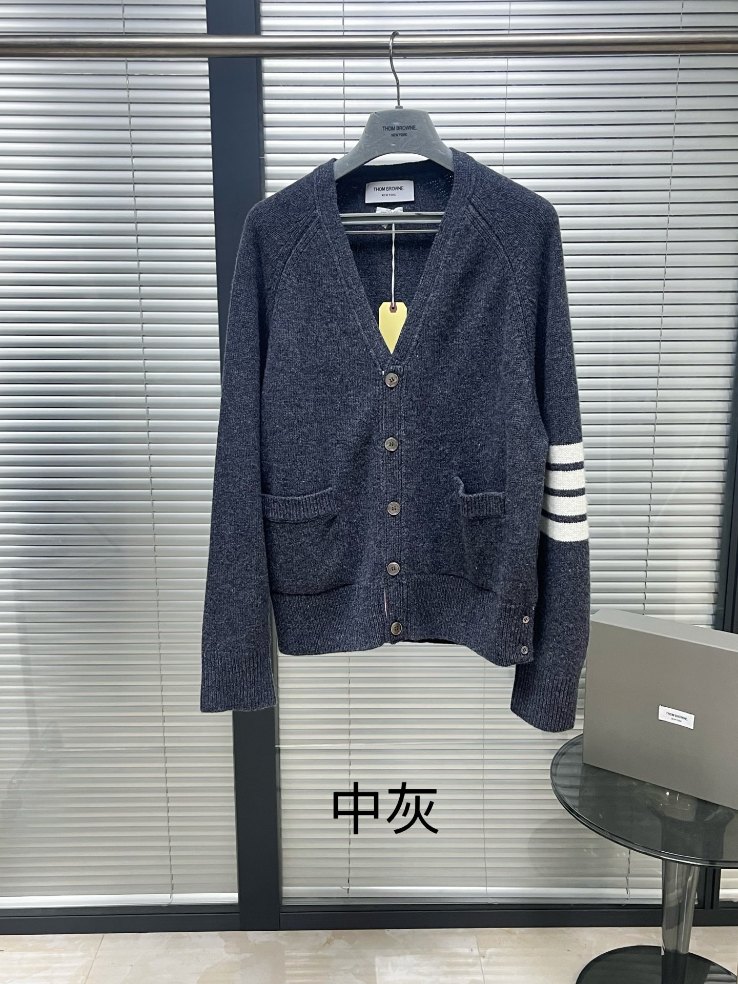 톰브라운 남성 가디건 142853 Thom Browne Cardigan 상세 이미지 2