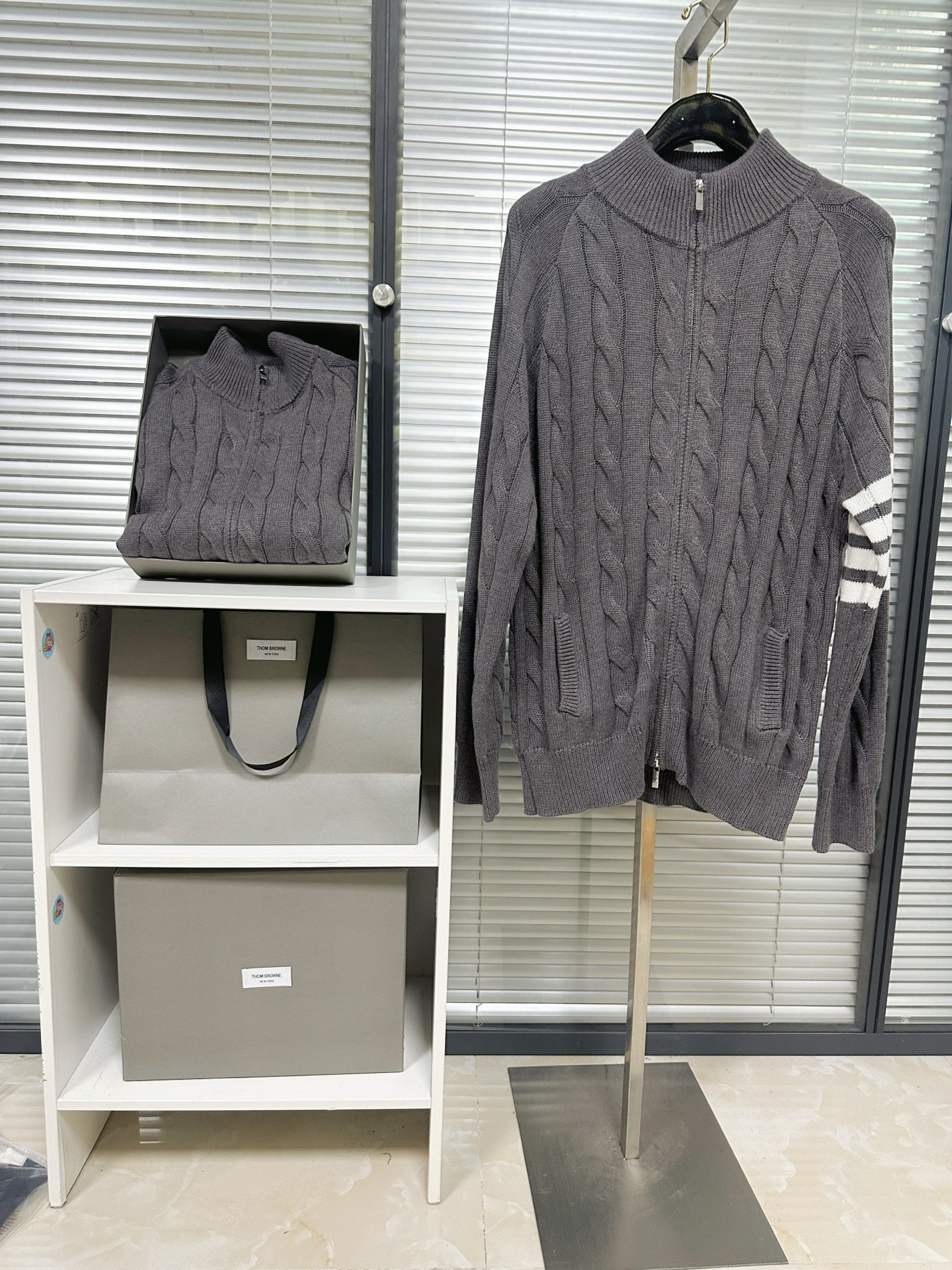 톰브라운 그레이 4 바 스트라이프 모크넥 지퍼 니트 남녀공용 46566 이미지 5