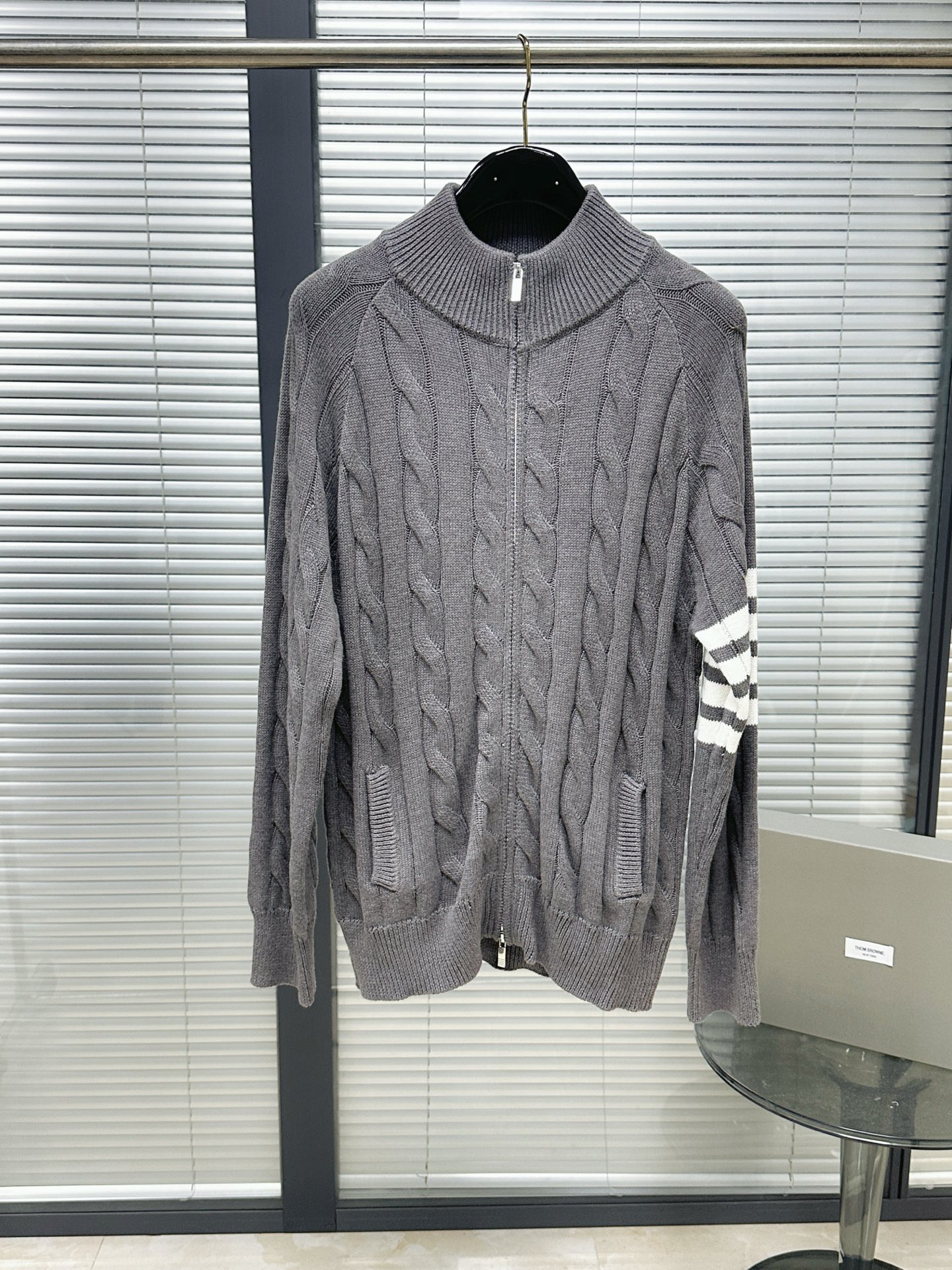 톰브라운 그레이 4 바 스트라이프 모크넥 지퍼 니트 남녀공용 46566 이미지 2