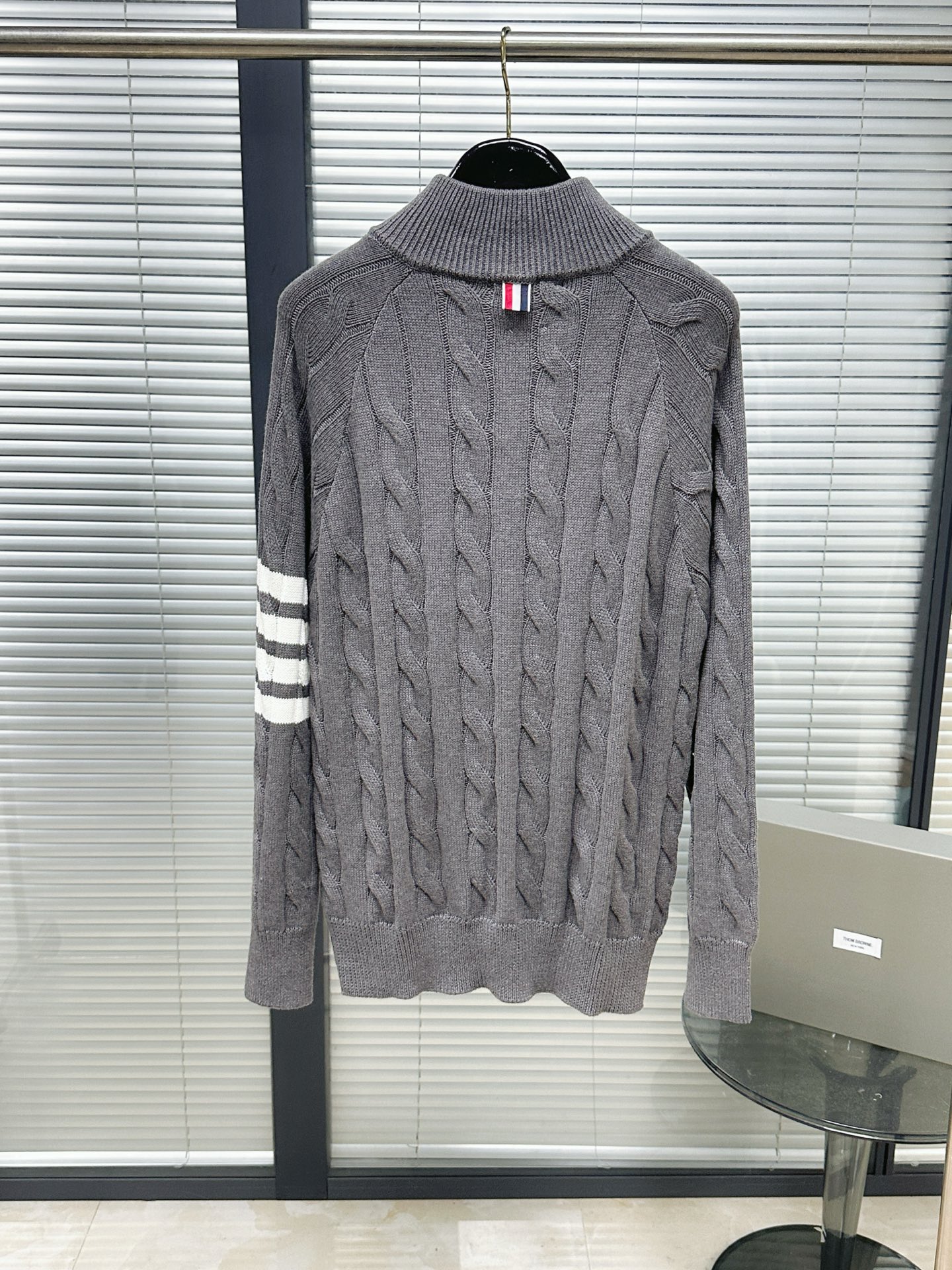 톰브라운 그레이 4 바 스트라이프 모크넥 지퍼 니트 남녀공용 46566 이미지 3