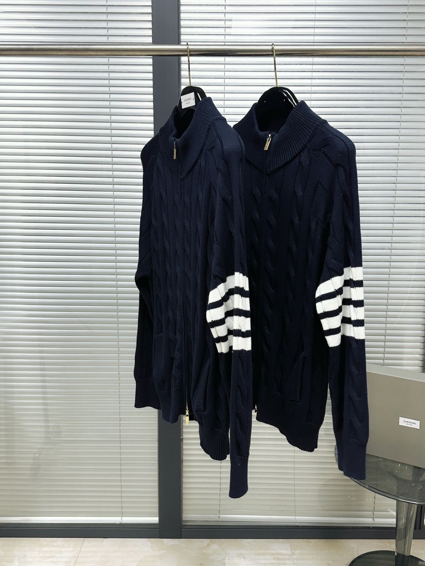 톰브라운 그레이 유니섹스 케이블 니트 스탠드카라 지퍼 니트 46565 이미지 4