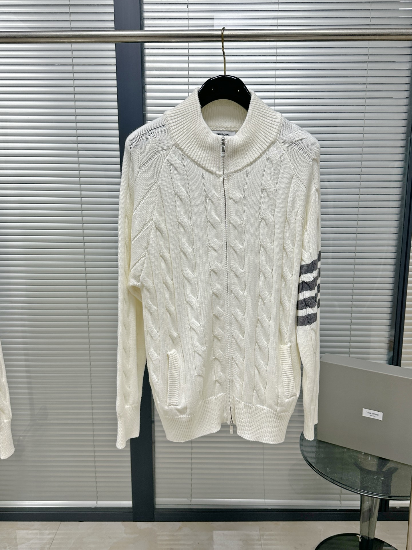 톰브라운 그레이 케이블 모크넥 니트 남녀공용 상세 이미지 2