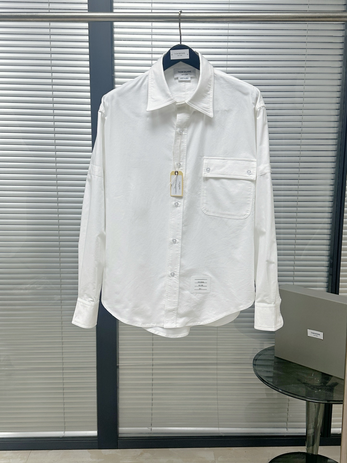 NO:783398,Shirt｜TB solid color armband long-sleeved shirt Customized pure cotton pique Oxford fabric Front placket opening and closing buttons Chest button flap patch pocket Curved stepped hem Button-style armbands of the same material pay tribute to the tradition of workwear Loose version suitable for all kinds of body shapes Casual matching Size1.2.3.4, Thom Brown-clothing,thom browne,shirts,19860909衬衫｜TB纯色袖标长袖衬衫 定制纯棉珠地牛津纺面料 前门襟开合纽扣 胸口纽扣翻盖贴袋 弧型阶梯式下摆 纽扣式同料臂环致敬工装传统 宽松版型适合各种身材 随意搭配 Size1.2.3.4,汤姆布朗-服装,thom browne,shirts,,Women's clothing