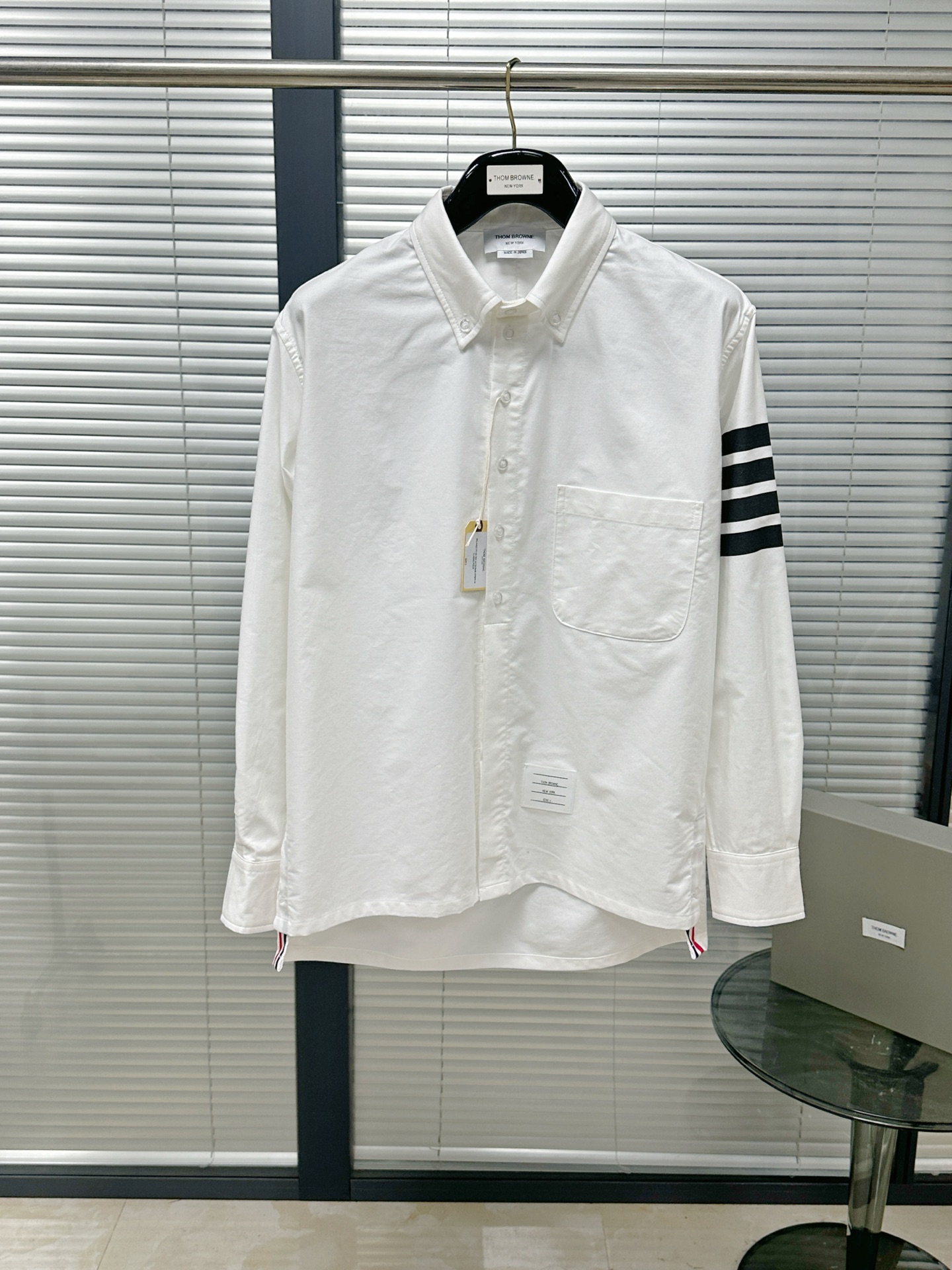 NO:783391,Shirt | TB black bar button long-sleeved shirt Customized pure cotton oxford fabric Front placket opening and closing buttons Curved stepped hem Button-type armbands of the same material pay tribute to the tradition of workwear Loose version suitable for various body shapes Casual matching Full double thread inside The turning work is twice as long as that of ordinary classic shirts, Size1.2.3.4, Thom Brown-clothing,thom browne,shirts,19860909衬衫｜TB黑杠纽扣长袖衬衫 定制纯棉牛津纺面料 前门襟开合纽扣 弧型阶梯式下摆 纽扣式同料臂环致敬工装传统 宽松版型适合各种身材 随意搭配 内里全双线 车工比普通经典款衬衫要多一倍功夫, Size1.2.3.4,汤姆布朗-服装,thom browne,shirts,,Women's clothing