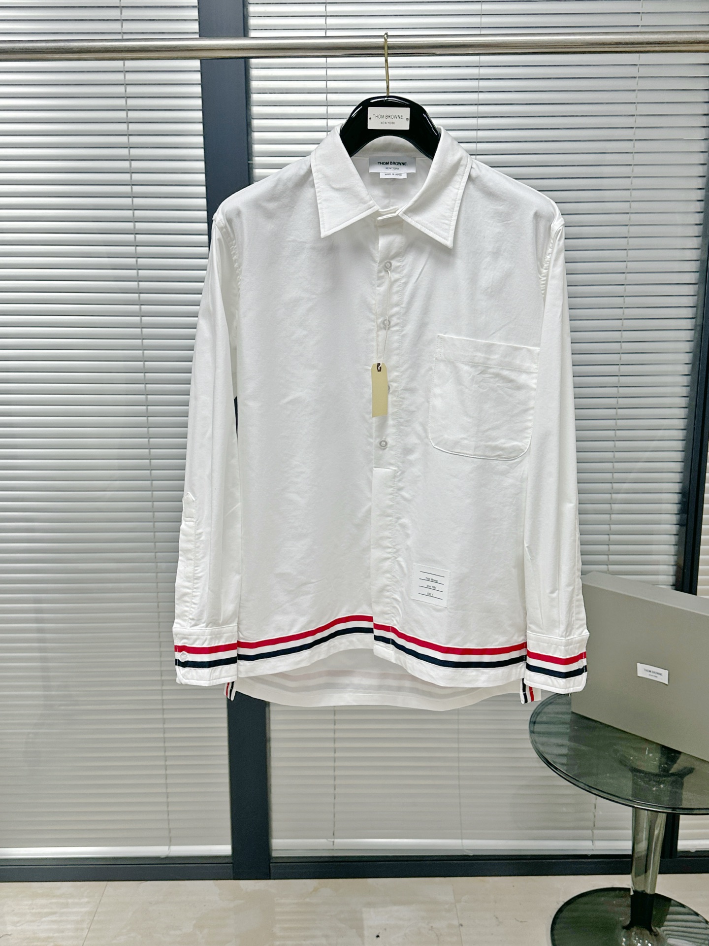 NO:783383,Shirts | TB webbing-trimmed profile long-sleeved shirt. Weird aesthetic profile shirt jacket. Can be worn alone or as a jacket. TB’s fashionable outfit template. The loose version perfectly accommodates different body types.  It belongs to the SS26 men's clothing series, and the design continues the brand's iconic academic style and exquisite tailoring. The shirt is made of crisp cotton fabric, with a loose fit but not dragging. The single pocket on the chest has a simple and neat design. The contrasting red and blue stripes on the cuffs and hem are the finishing touch, making it highly recognizable. The overall shape is full of American academic style and advanced sports style, suitable for urban men who pursue texture and details. Size1.2.3.4, Thom Brown - Clothing, Thom Browne, Jackets  & coats,shirts,19860909衬衫｜TB织带边饰廓形长袖衬衫 怪诞美学廓形衬衫外套 可单穿可外套 TB的穿搭时髦模版 宽松版完美包容不同的身材 属于SS26男装系列,设计上延续了品牌标志性的学院风与精致剪裁.衬衫采用挺括的棉质面料,版型宽松但不拖沓,胸前单口袋设计简约利落,袖口和下摆处的红蓝条纹撞色细节是点睛之笔,极具辨识度 整体造型充满美式学院感与高级运动风,适合追求质感与细节的都市男性 Size1.2.3.4,汤姆布朗-服装,thom browne,jackets & coats,shirts,,Women's clothing