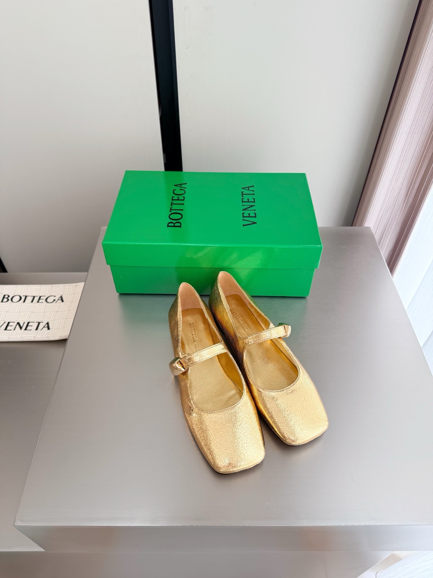 Женские балетки золотого цвета с ремешком Bottega Veneta