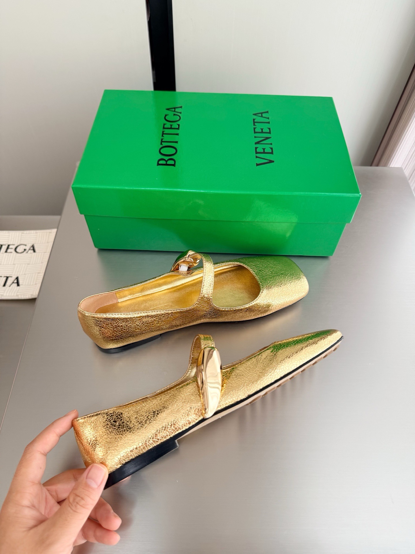 Женские балетки золотого цвета с ремешком Bottega Veneta