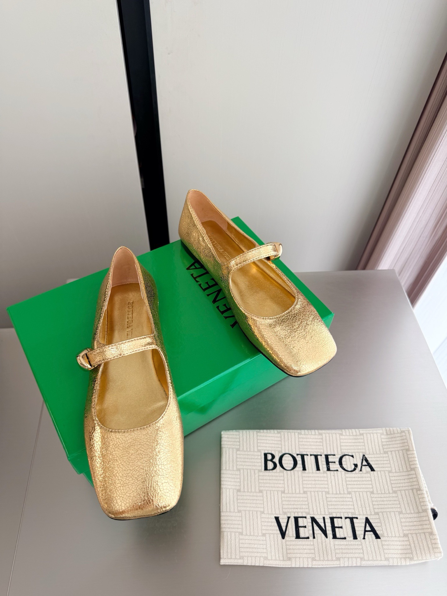 Женские балетки золотого цвета с ремешком Bottega Veneta