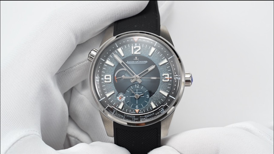 NO:944038,The VRS-Factory Jaeger-LeCoultre Beichen series, the Geographer World Time Watch, is a men's automatic mechanical world time watch with a sporty and elegant style. It is derived from the classic design of the Jaeger-LeCoultre classic Memovox polar diving antique watch, with brushed stainless steel and a tough 42mm case.  1. The functions of the self-developed integrated Cal.939 automatic movement are consistent with the original ones, and the travel time accuracy is stable and reliable. The ultra-long power reserve display eliminates the need for frequent manual winding. The sapphire transparent back cover, the movement has fish scale pattern and Geneva pattern advanced polishing, which has high ornamental value. 2. The world time system is simple and easy to operate. The outer ring of the dial is engraved with the names of 24 major cities around the world. Three practical functions are integrated into one. The 9 o'clock power reserve display allows you to check the remaining battery life of the watch at any time.  The second time zone time at 6 o'clock + 24-hour day and night indication can distinguish whether it is day or night in other places and avoid disturbing others with late-night calls; the complete time zone system is also compatible with daylight saving time adjustment, which is very suitable for business people who often fly cross-border. 3. The dial craftsmanship and nighttime practicality are perfect  1. Gradient gray multi-craft dial, using sunburst and pearl grain polishing; all time scales and hands are covered with Super-LumiNova luminous paint, which makes it clear to read at night and in dark light environments, and is very practical for outdoor travel. 4 meters of waterproof depth. It is far more than the 30 meters of ordinary formal watches. It can be worn when washing hands, raining, and swimming. It does not need to be taken off and worn frequently in daily life, reducing the risk of bumps and scratches.  5 Style scarcity integrates the exquisite craftsmanship of high-end watchmaking into sports watches, taking into account both appearance and practicality. It is not too rough like a pure diving watch, nor too restrained like a dress watch.,,jaeger-lecoultre19860909VRS-Factory积家北宸系列,地理学家世界时腕表,是一款主打运动优雅风格的男士自动机械世界时腕表.源自积家经典Memovox极地潜水古董表的经典设计,精钢拉丝工艺,表壳硬朗大气 42mm. 1自主研发一体Cal.939自动机芯功能同原装一致,走时精度稳定可靠.超长动力储存显示,无需频繁手动上链.蓝宝石透底后盖,机芯带有鱼鳞纹、日内瓦纹高级打磨,观赏价值高. 2世界时系统,操作简单易懂 表盘外圈刻印全球24个主要城市名称 三重实用功能集合一体 9点位动力储存显示,随时查看手表剩余续航. 6点位第二时区时间+24小时昼夜指示,能分辨外地是白天还是黑夜,避免深夜打电话打扰别人； 完整的时区体系,还兼容夏令时的时间调整,非常适合经常跨国飞行的商务人群. 3表盘工艺与夜间实用性拉满 1.渐变灰多工艺表盘,同时运用太阳纹磨砂、珍珠纹打磨；所有时标、指针全覆盖Super-LumiNova夜光涂料,夜间、暗光环境下读时清晰,户外出行实用性很强. 4防水深度米.远超普通正装表的30米生活防水,洗手、淋雨、游泳都可以佩戴,日常不用频繁摘戴,减少磕碰划伤的 5风格稀缺性把高级制表的精致工艺,融合到运动腕表里,兼顾面子和实用性,不像纯潜水表过于粗犷,也不像正装表太过拘束.,,jaeger-lecoultre,Watch