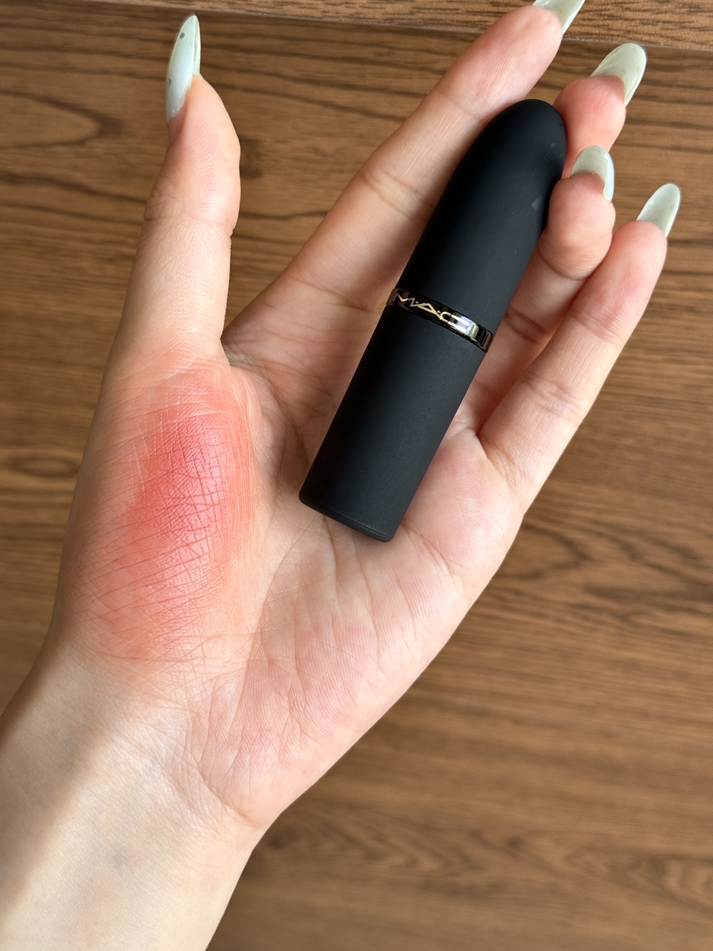 NO:879138,#MAC314 Mist forgets me. The nude pink peach color is so tender that it’s watery!  The upper lip has the kind of pure, pseudo-no-makeup feeling that is as clean as your own lip color. It is so gentle that you want to kiss it~, lipstick, lip glaze, lipstick.19860909#MAC314雾忘我 裸粉蜜桃色真的嫩到掐出水！ 上唇是那种纯欲伪素颜感像是自己本身的唇色一样干干净净的感觉 温柔到让人想亲一口～,口红.唇釉.唇膏,accessory