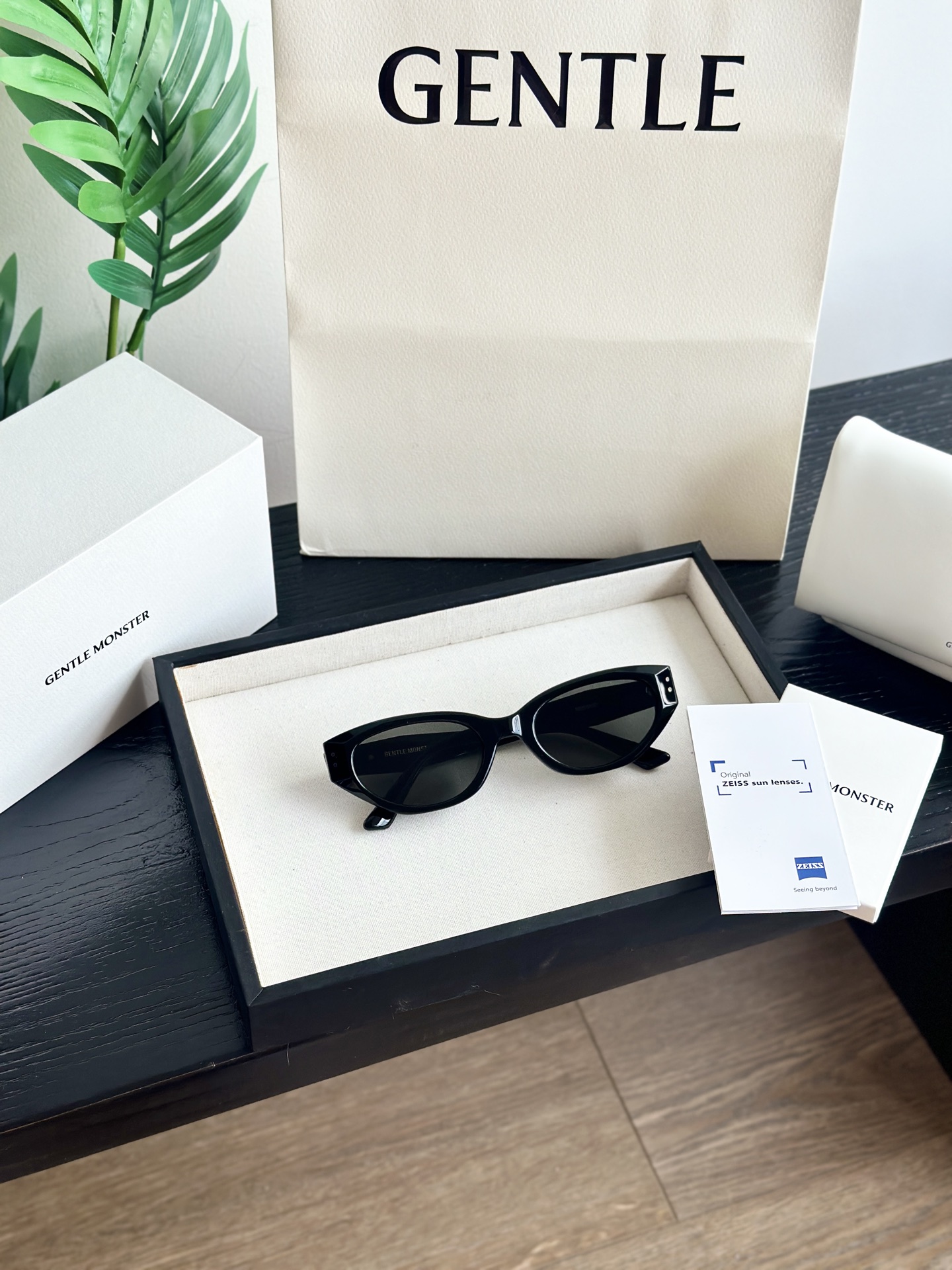 NO:938864,GMRococo cat-eye sunglasses are made of highly translucent black acetate acetate, with a retro raised cat-eye frame that perfectly modifies your face shape. Focus on the hardware!  The three-dimensional metal mark + the same hinge as the original version, the slotted screw holes are neatly positioned, and there are no rough edges, and the hot stamping details on the temples are all in line with the original ones. Zeiss-level polarized lenses, with both sun protection and film, and a full set of counter packaging, suitable for personal use and gifts., Chaopin Department Store19860909GMRococo猫眼墨镜 高透亮黑醋酸板材,复古上扬猫眼框,修饰脸型一绝. 重点看五金！立体金属标+原版同款铰链,一字开槽螺丝孔位工整,没有通货的粗糙毛边,镜腿烫金刻印细节全部对位正品. 蔡司级别偏光镜片,防晒出片两不误,全套专柜配套包装,自用送礼都到位.,潮品百货,accessory