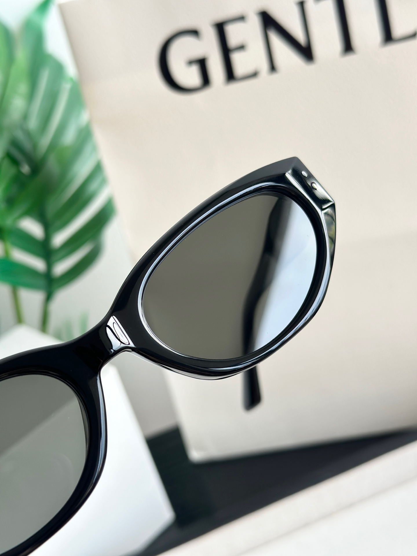 NO:938922,Imported high-density acetate plate frames, polished multiple times to present a high-gloss black texture, with sharply rising frame lines. The curvature of the frame has been ergonomically adjusted to fit most face shapes, modify the contours of the face, weaken the white space on the face, and take into account fashion and wearability., Chaopin Department Store19860909进口高密度醋酸板材镜框,多次抛光打磨呈现高亮亮黑质感,框型线条利落上扬.框面弧度经过人体工学调校,适配绝大多数脸型,修饰脸型轮廓,弱化面部留白,兼顾时髦度与佩戴包裹性.,潮品百货,accessory