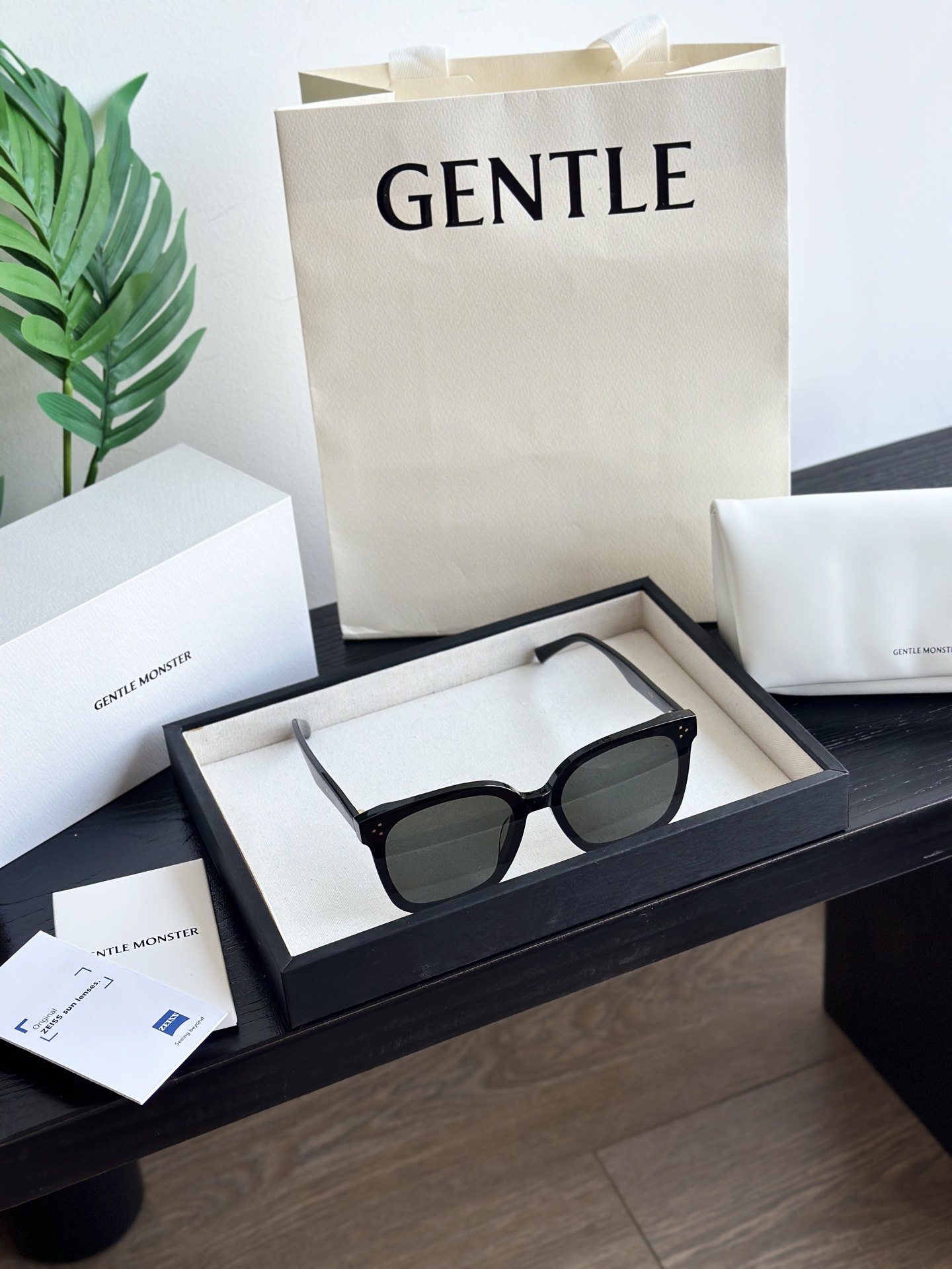 NO:939268,Gentle Monster Her classic large square sunglasses, bright black acetate frame, gold hinges + rivet details, online texture, Zeiss ZEISS lenses, with anti-counterfeiting markings, effective UV protection and glare suppression, lightweight plate, the whole machine is about 40g, long-term wear will not press the nose or pinch the ears. The large square frame will modify the face shape, it can be used for round faces, square faces and long faces, a magic weapon without makeup!  A complete set of original gift box accessories, suitable for daily travel, driving and commuting, the same style for men and women!  !  Lens width 65.3mm Lens height 55.8mm Center bridge of nose 15mm Total front width of frame .2mm Temple length 147mm Single pair weighs about 40g (actual weight) Frame material Highly translucent black acetate fiberglass lens Zeiss sunglasses, blocking 99.9 ultraviolet rays UV, trendy department store19860909Gentle Monster Her 经典大方框墨镜 醋酸纤维亮黑板材镜框,金色铰链+铆钉细节,质感在线 蔡司ZEISS镜片,带防伪刻印,有效防紫外线、抑制眩光 轻量化板材,整机约40g,久戴不压鼻不夹耳 大方框巨修饰脸型,圆脸方脸长脸通吃,素颜神器！全套原装礼盒配件,日常出行、开车通勤都适配,男女同款！！ 镜片宽度65.3mm 镜片高度55.8mm 鼻梁中梁15mm 镜框前总宽.2mm 镜腿长度147mm 单副整机重量约40g（实物称重） 镜框材质高透亮黑醋酸纤维板材 镜片蔡司太阳镜片,阻隔99.9紫外线UV,潮品百货,accessory