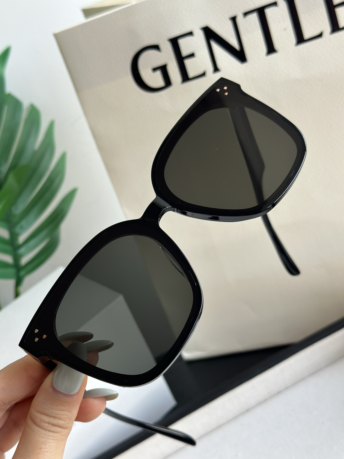 NO:939260,Look for these Zeiss ZEISS sunglasses. The lenses come with brand anti-counterfeiting markings. The high-contrast dark gray polarized lenses effectively block ultraviolet rays, filter glare from the road and water, and make objects soft and non-dazzling when viewed under strong light. The lenses have balanced light transmission performance, true color reproduction, and are highly practical for driving and outdoor travel. The edges of the lenses are polished and smooth, and the assembly fits the frame without shifting or loosening., Chaopin Department Store19860909认准这个蔡司ZEISS太阳镜片,镜片自带品牌防伪刻印.高对比度深灰偏光镜片,有效阻隔紫外线,过滤路面、水面眩光,强光下视物柔和不刺眼；镜片透光表现均衡,色彩还原真实,开车、户外出行实用性强.镜片边缘打磨光滑,装配贴合镜框,无移位松动.,潮品百货,accessory