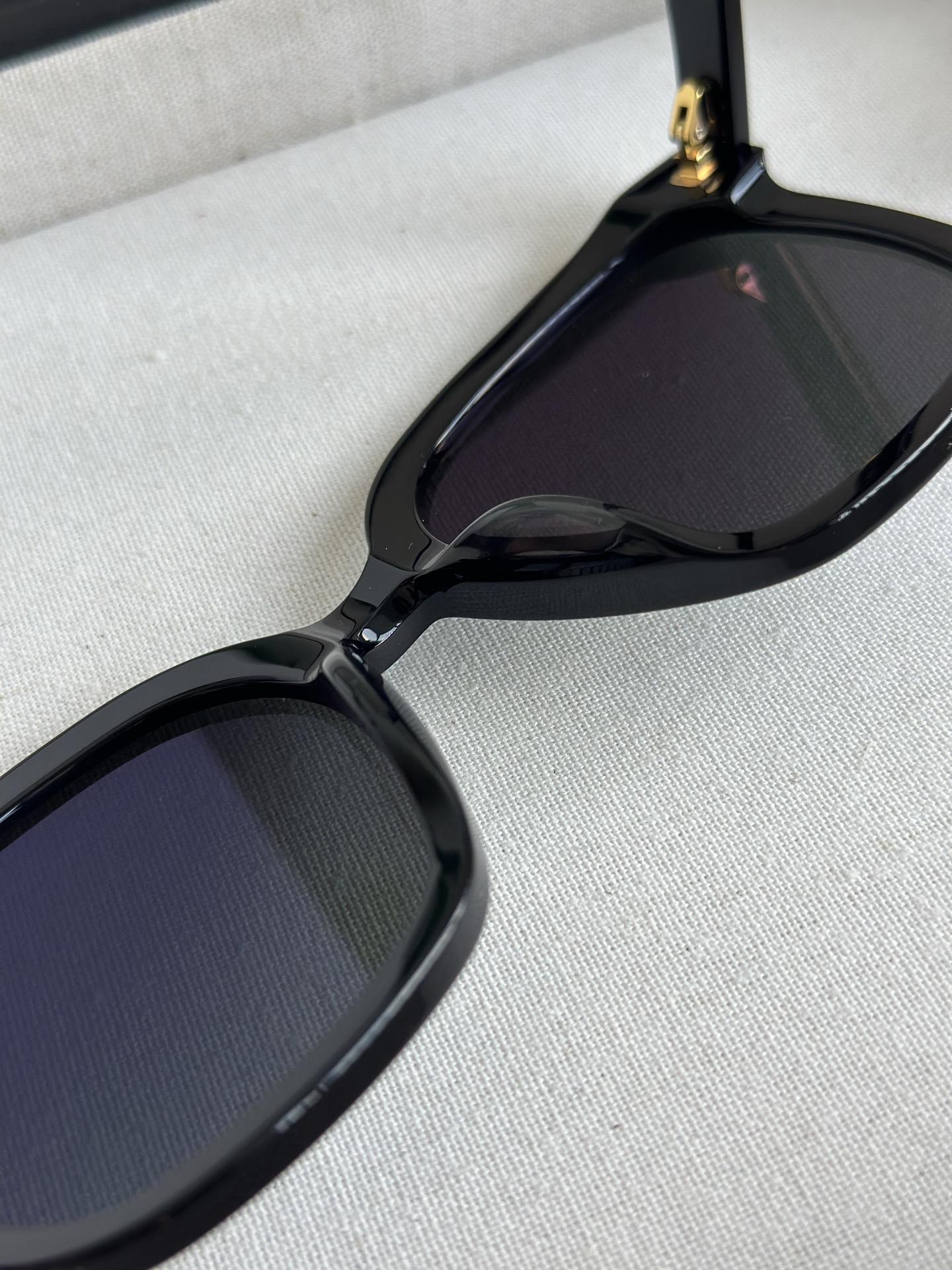 NO:939251,Highly translucent black acetate fiberglass frame, glossy and transparent, the frame has a neat and square outline, with rounded edges and corners that will not press hard on the cheekbones. Chaopin Department Store19860909高透亮黑醋酸纤维板材镜框,光泽通透,镜框轮廓利落方正,边角做圆润过渡,不会生硬压颧骨.,潮品百货,accessory
