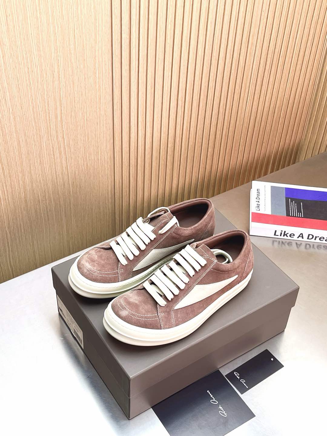 NO:232503,Men's Rick Owens/Owens Classic Casual Board Shoes Original Purchase and Development. All materials are consistent with the original version!  Classic retro and fashionable beauty are integrated. They have a very handsome style on the street, with a little more youthful and fashionable style than usual items. The upper body is fashionable and eye-catching and full of highlights. They are an indispensable matching tool for street fashionists today!  The upper is made of imported calfskin, the inner foot pads are all water-dyed cowhide, the original molded tou milky-scented sole. Size women's size 35-40 (40 custom made) Men's size 39-45 (45 custom made), casual shoes/sports shoes, sneakers, cowhide19860909男 Rick Owens/欧文斯经典休闲板鞋 原版购入开发.所有的材质都与原版一致！ 经典复古及时尚美感融于一体.非常具有高街帅气风格,比平常的单品多出了一点年轻时尚范儿,上身时髦吸睛亮点十足,是当下街头潮人不可缺少的搭配神器！ 鞋面采用进口小牛皮 内里垫脚均为水染牛皮 原版开模tou奶香大底. size女码35-40（40定做） 男码39-45（45定做）,休闲鞋/运动鞋,sneakers,cowhide,Women's Shoes