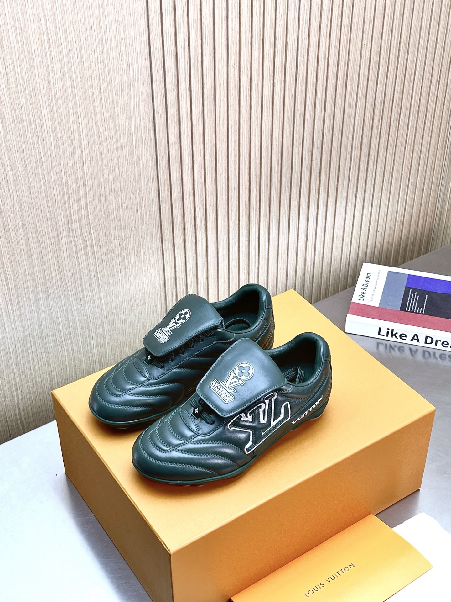 NO:232506,Top version 2025 new LV couples same sneakers, fashionable clothes on this Footprint Soccer sneaker was unveiled at the 2025 Spring and Summer Fashion Show. It is the first sneaker designed by Pharrell Williams with football shoes inspired by football shoes. The shoes are inspired by football sports across generations and culture, echoing the theme of unity and participation of the 2025 Spring and Summer Fashion Show. The shoes are known for their smooth design, with dynamic IV Initials logo on the side, and the tongue is embellished with Lvers United badges inspired by the football team, and the sole of the footprint rubber sole is decorated with a variety of Louis Vuitton logos. Fashionable and casual wear The trendsetter in the fashion industry, fabric mixed-bred sheepskin inner lining, large sole original open-sole Size: Women's 35-41 (41 custom made) Men's 39-45 (45 custom made), casual shoes/sports shoes, louis vuitton, louis vuitton, versace, sneakers, sheepskin19860909顶级版本 2025年新款LV情侣同款球鞋,穿上就是时髦精 这款 Footprint Soccer 运动鞋于2025春夏系列时装展中亮相,是Pharrell Williams 首次以足球鞋为灵感设计的运动鞋.鞋款的灵感来自跨越世代和文化的足球运动,呼应2025春夏系列时装展团结一致、全民参与的主题.鞋款以流丽的设计著称,侧面以富动感的IV Initials标志点缀,鞋舌缀有灵感来自足球队伍的Lvers United徽章,而脚掌纹橡胶鞋底饰有多款路易威登标志. 时髦休闲穿搭 时尚界的弄潮儿, 面料混种羊皮 内里羊皮内里 大底原版开模大底 Size:女35-41(41定做）  男39-45(45定做）,休闲鞋/运动鞋,louis vuitton,louis vuitton,versace,sneakers,sheepskin,Women's Shoes