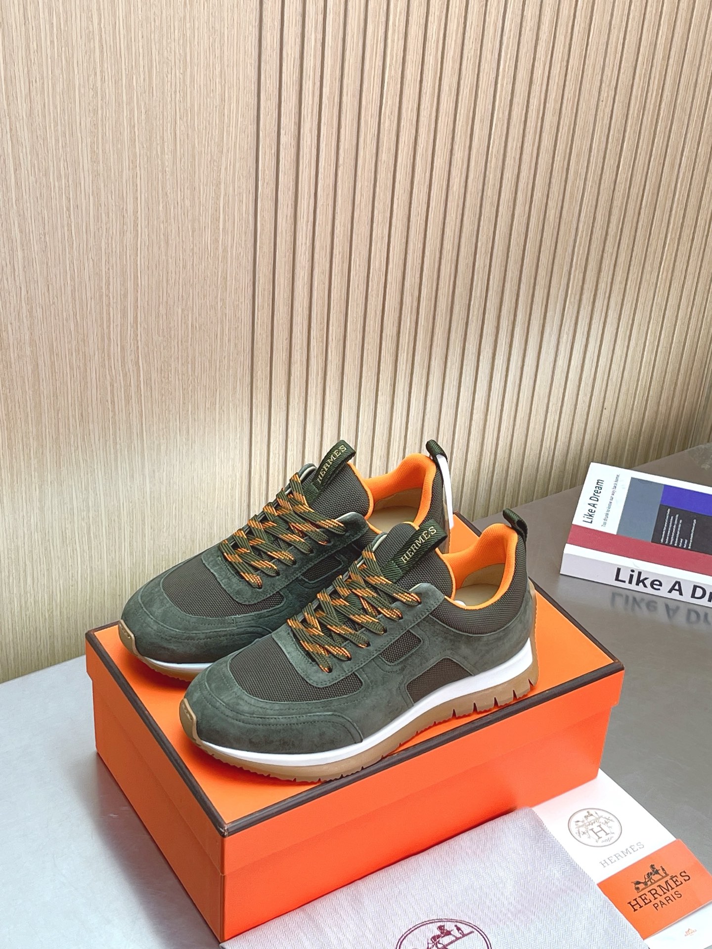 NO:232525,Top version Hermes 25/ fe new arrival~ Spring new style sports casual shoes Hermes' most comfortable shoes, very light and huge and beautiful, and you won't be tired even when shopping. Cowhide   knitted. It feels very good, very beautiful and versatile. It is very light and comfortable. It is extremely light and comfortable. It is very easy and easy. It is not missed in sports and leisure. It feels great!  Fabric: cowhide   knitted Inner: silk sheepskin for inner insoles Outsole: seamless combination of IP TPU (multi-color letters) German technology irradiation machine Size: 39-45 (45 custom made) Top quality Simultaneous full set of packaging, casual shoes/sports shoes, hermes, hermes, sneakers, cowhide, sheepskin19860909顶级版本 Hermes 爱马仕 25/ fe new arrival~ 春季新款 运动 休闲鞋 爱马仕最舒服的鞋,上脚特轻又巨好看,逛街暴走都不会累 牛皮 针织 手感很好,很漂亮了也很百搭衣服,很轻便舒适 轻盈无比 运动休闲两不p误 踩感超棒！ 面料:牛皮 针织 内里:内里鞋垫专用丝绸羊皮 大底:采用IP TPU(多色字母)德国技术照射机无缝组合 Size:39-45(45定做) 顶级精品 同步全套包装,休闲鞋/运动鞋,hermes,hermes,sneakers,cowhide,sheepskin,Women's Shoes