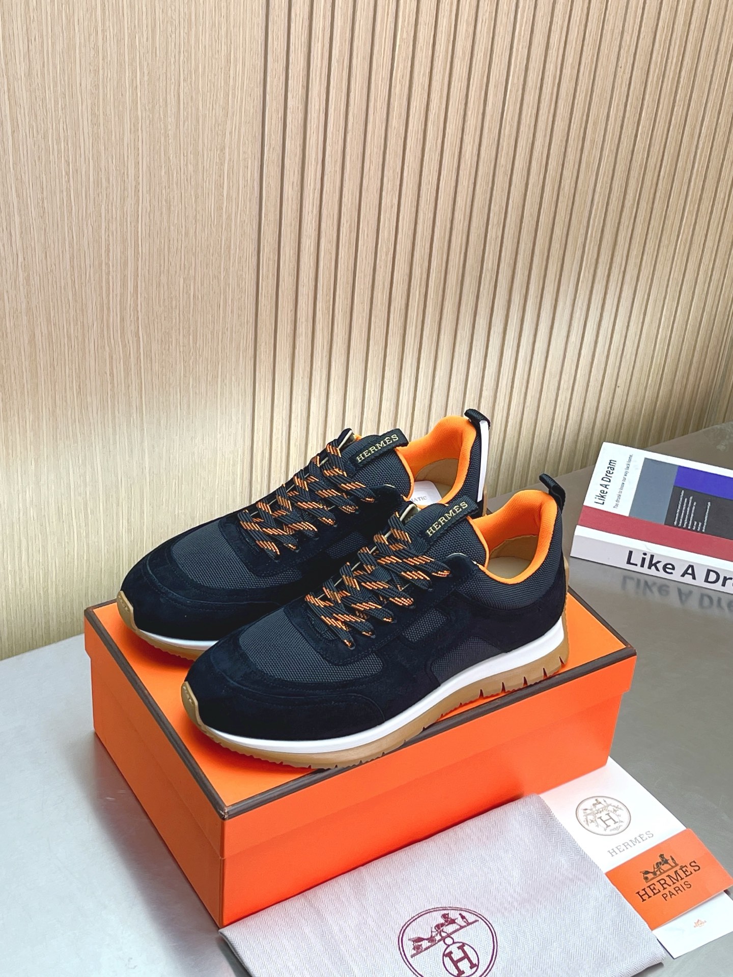 NO:232523,Top version Hermes 25/ fe new arrival~ Spring new style sports casual shoes Hermes' most comfortable shoes, very light and huge and beautiful, and you won't be tired even when you go shopping. Cowhide   knitted. It feels very good, very beautiful and versatile. It is very light and comfortable. It is extremely light and comfortable. It is both sports and casual. It feels great!  Fabric: cowhide   knitted Inner: silk sheepskin for inner insoles Outsole: seamless combination of IP TPU (multi-color letters) German technology irradiation machine Size: 39-45 (45 custom made) Top quality Simultaneous full set of packaging, casual shoes/sports shoes, hermes, hermes, sneakers, cowhide, sheepskin19860909顶级版本 Hermes 爱马仕 25/ fe new arrival~ 春季新款 运动 休闲鞋 爱马仕最舒服的鞋,上脚特轻又巨好看,逛街暴走都不会累 牛皮 针织 手感很好,很漂亮了也很百搭衣服,很轻便舒适 轻盈无比 运动休闲两不误 踩感超棒！ 面料:牛皮 针织 内里:内里鞋垫专用丝绸羊皮 大底:采用IP TPU(多色字母)德国技术照射机无缝组合 Size:39-45(45定做) 顶级精品 同步全套包装,休闲鞋/运动鞋,hermes,hermes,sneakers,cowhide,sheepskin,Women's Shoes