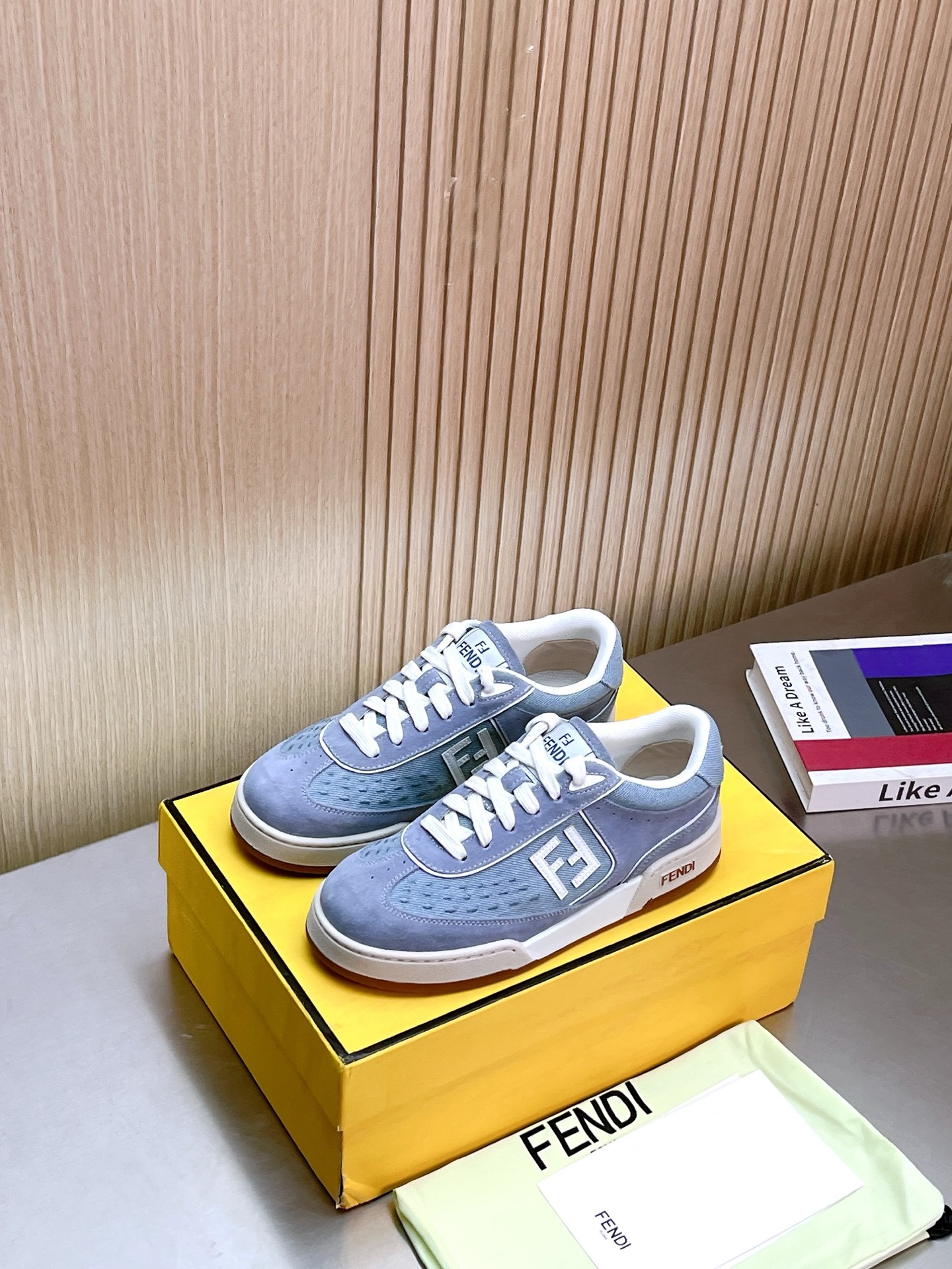 NO:232493,Men's 25FENDI Match sneakers, thoughts are rippling, let the sun pour out, interpret diverse outfits, leading the fashion trend FENDI MATCH compact design sneakers, tongue with retro label, ff pattern stitching on the sides, Fendi embossed with white suede and leather material. Decorated with the same color terry wool and shoelaces. Rubber-covered sole with beige shock absorbing material. Fabric cowhide inner breathable mesh, original open-soled sole Size: Women's 35-41 (41 custom made) Men's 39-45 (45 custom made), casual shoes/sports shoes, fendi, sneakers, cowhide, chamois leather19860909男 25FENDI Match运动鞋,思绪滉漾 任阳光倾泻 演绎多元穿搭 ,引领时尚潮流 FENDI MATCH紧凑设计运动鞋, 鞋舌带复古标签,侧面饰有ff图案缝线,鞋底Fendi字样压纹.白色麂皮和皮革材质.饰有同色系毛圈鞋口和鞋带.带米色减震材质的橡胶包覆鞋底. 面料牛皮 内里透气网里 大底原版开模大底 Size:女35-41（41定做）  男39-45（45定做）,休闲鞋/运动鞋,fendi,sneakers,cowhide,chamois leather,Women's Shoes