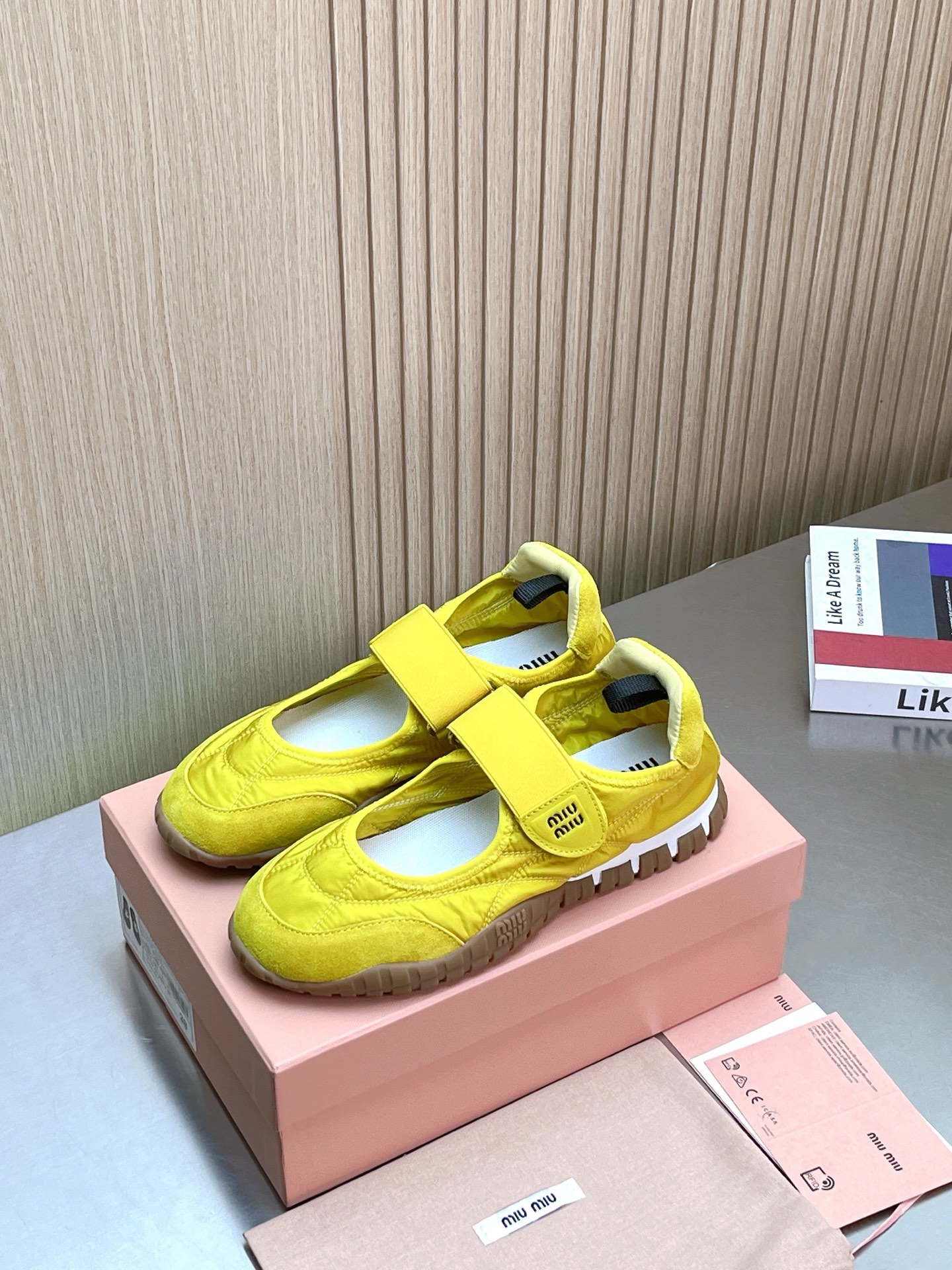 NO:232518,Miumiu Miu Spring and Summer latest catwalk Marizhen casual shoes/sports white shoes. A model that domestic and foreign bloggers have been very popular. Xiaohongshu grass planting series, retro and fashionable, beautiful and beautiful. Simple sports shoe design, highly recognizable logo, creates a Buddhist sweet casual style~~ The foot feels very comfortable with the feeling of stool, and the aura is very casual. Long skirts, shorts, shorts, wear a unique style~~ Fabric top layer cowhide/special fabric, no inner inner, original mold opening sole Size 35-40 (customized for 40), ballet shoes, miumiu, mary jane, skirts, shorts, cowhide19860909miumiu缪缪春夏最新走秀款玛丽珍休闲鞋/运动小白鞋 国内外博主刷爆的一款,小红书种草系列,复古又时髦上脚美炸了 简约的运动板鞋设计,极具辨识度的logo,打造佛系甜美的休闲风~~踩屎感的上脚非常舒适,气场十足随意搭配,长裙,短裙,短裤,穿出与众不同的风格~~ 面料头层牛皮/特殊布料 内里无内里 大底原版开模大底 Size 35-40（40定做）,芭蕾舞鞋,miumiu,mary jane,skirts,shorts,cowhide,Women's Shoes