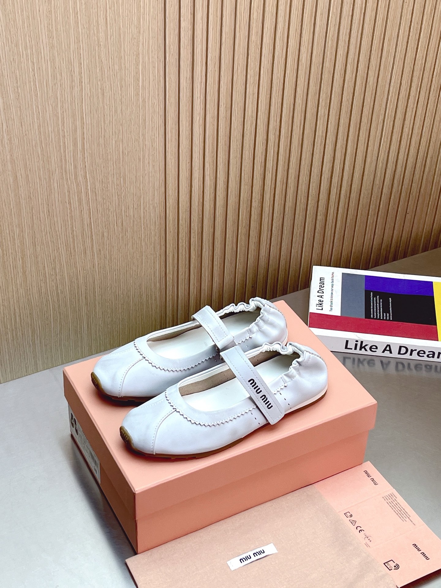 NO:232516,Miumiu Miu Spring and Summer latest catwalk Marizhen casual shoes/sports white shoes. A model that domestic and foreign bloggers have been very popular. The little red book grass planting series is retro and fashionable. The simple sports shoe design, the highly recognizable logo, creates a Buddhist sweet casual style~~ The foot feels very comfortable with the shit-like feeling, and the aura is very casual. Long skirts, shorts, shorts, wear a unique style~~ Fabric top layer cowhide, no inner inner, original mold opening sole Size 35-40 (customized for 40), ballet shoes, miumiu, mary jane, skirts, shorts, cowhide19860909miumiu缪缪春夏最新走秀款玛丽珍休闲鞋/运动小白鞋 国内外博主刷爆的一款,小红书种草系列,复古又时髦上脚美炸了 简约的运动板鞋设计,极具辨识度的logo,打造佛系甜美的休闲风~~踩屎感的上脚非常舒适,气场十足随意搭配,长裙,短裙,短裤,穿出与众不同的风格~~ 面料头层牛皮 内里无内里 大底原版开模大底 Size 35-40（40定做）,芭蕾舞鞋,miumiu,mary jane,skirts,shorts,cowhide,Women's Shoes