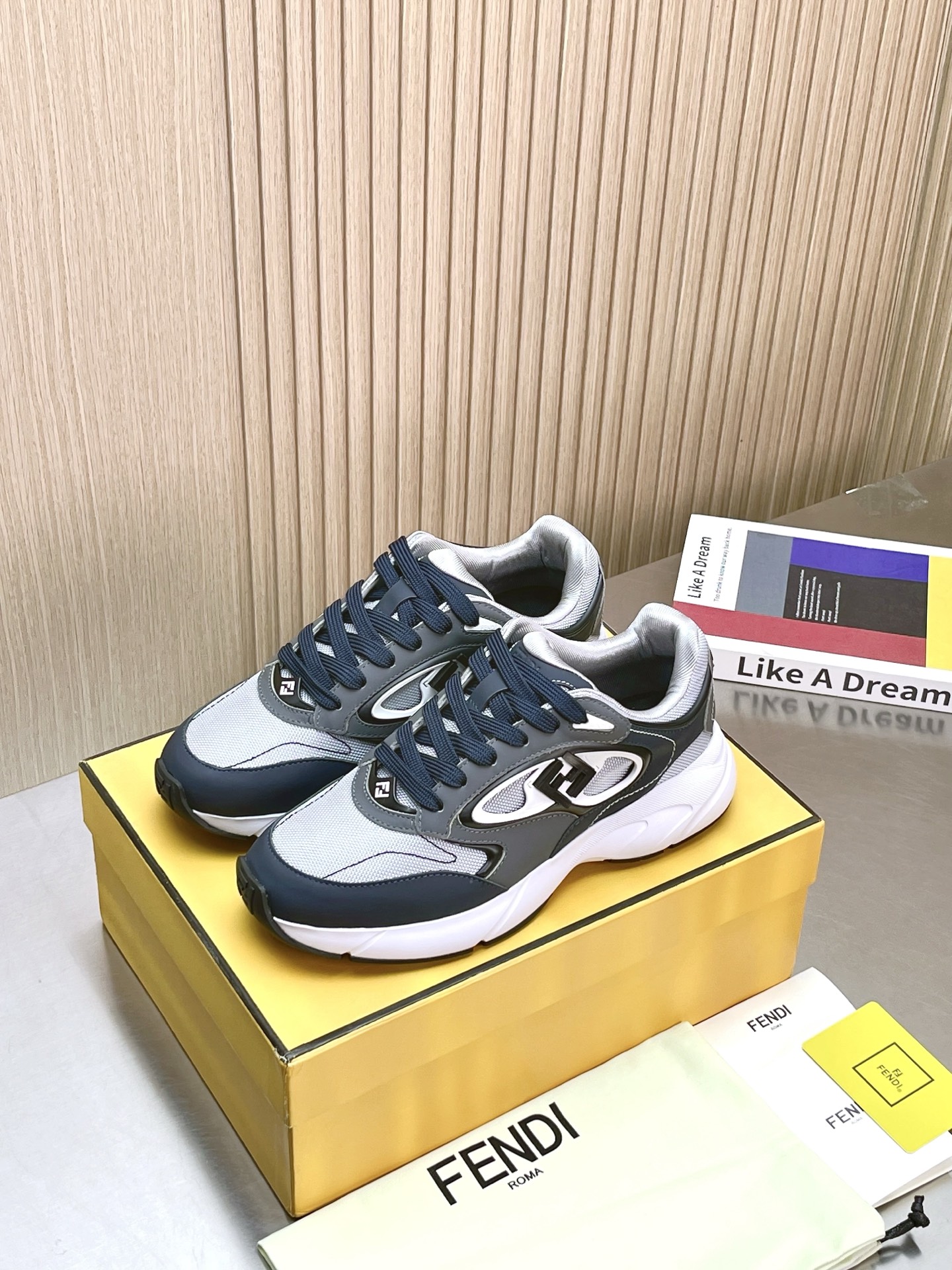 NO:232496,The top version FENDI Forward's latest series of sports soles adds comfort. It allows you to walk at the fashion cutting-edge capsule series of sports shoes at all times, which are comfortable and versatile, simple and fashionable!  Heel is decorated with high-tech fabric and mixed blue and genuine leather materials. Decorative Lycra details. FF pattern. Ultra-light wear-resistant EVA Tpu double-layer combination sole. Fabric cowhide/imported brand canvas. Inner imported breathable net. Outsole original open molded sole. Size women's 35-40 (40 custom made) men's 39-44 (45 custom made), casual shoes/sports shoes, fendi, sneakers, cowhide19860909顶级版本 FENDI Forward最新系列运动型鞋底增加了舒适度.令你无时无刻走在时尚尖端胶囊系列运动鞋舒适百搭,简约又不失时尚感！鞋跟饰有高科技布料及蓝色和真皮混合材质.装饰Lycra细节.FF图案.超轻耐磨EVA Tpu双层组合鞋底. 面料牛皮/进口品牌帆布 内里进口透气网里 大底原版开模大底 Size女35-40（40定做） 男39-44（45定做）,休闲鞋/运动鞋,fendi,sneakers,cowhide,Women's Shoes