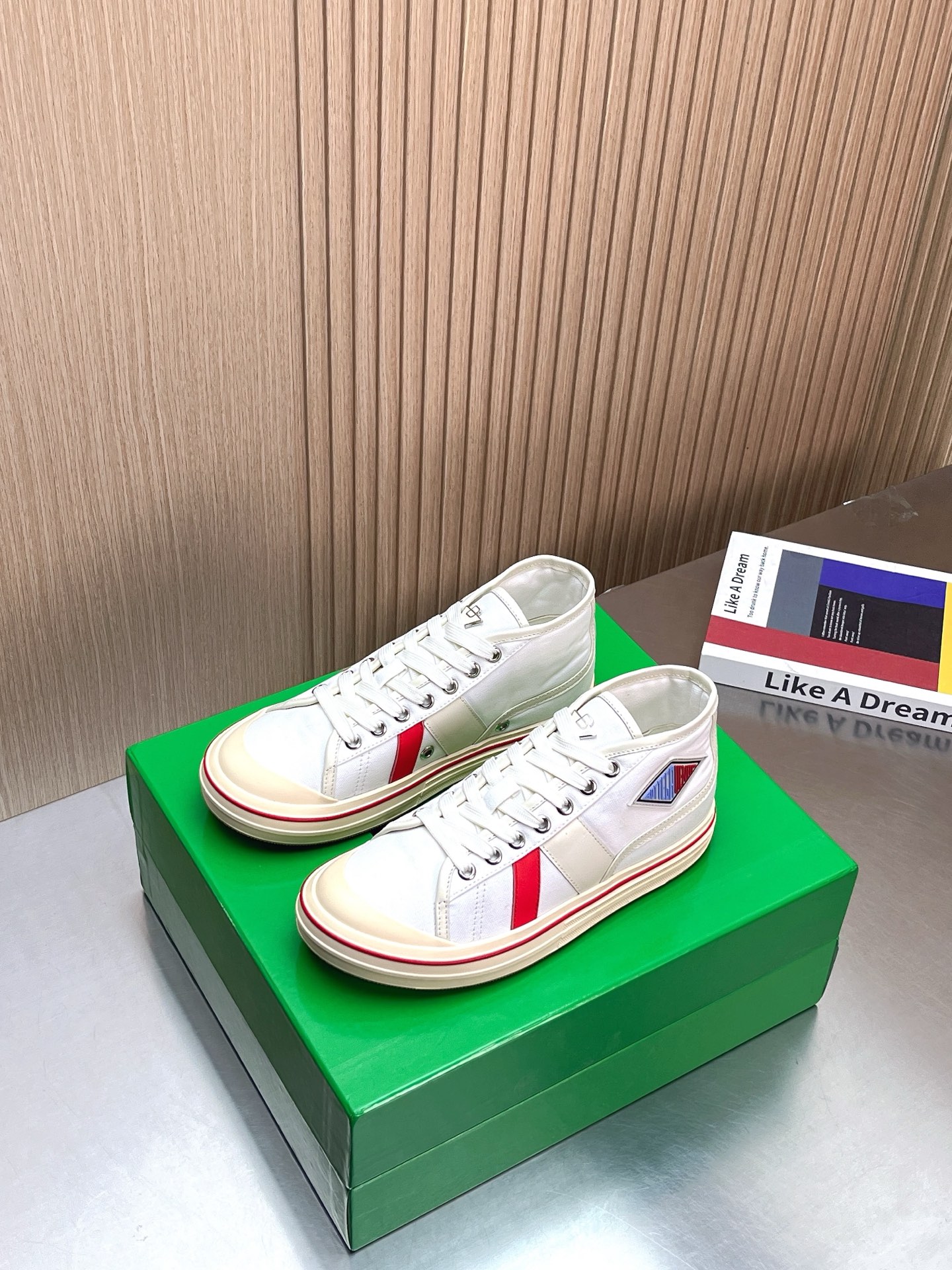 NO:232513,Counter Synchronous BOTTEG* VENETA BV25ss New retro Eliot sneakers are now on the market! BV's new Eliot is inspired by retro basketball shoes, and the childlike colors are youthful and energetic! The same style for men and women, you can wear couple shoes. The whole shoe is breathable and comfortable, the canvas upper is lightweight, and the upper is spliced ​​with soft and luxurious sheepskin inlay. The red line on each shoe is hand-painted, which is more tasteful and attitude! Size women's 35-40 (40 customized) men's 39-45 (45 customized), casual shoes/sports shoes, bottega veneta, bottega veneta, sneakers, sheepskin19860909专柜同步BOTTEG* VENETA BV25ss 新款复古Eliot运动鞋上市即封神! BV全新的 Eliot 以复古篮球鞋为设计灵感,童趣 的色彩焕发青春活力!男女同款,可以做情侣鞋穿着哦 整个鞋子透气舒适,帆布鞋面自重轻盈,鞋帮 拼接处以柔软奢华的羊皮镶嵌包裹 每只鞋边的红线均为手工绘画,更具品味与态度喔! Size女35-40（40定做）  男39-45（45定制）,休闲鞋/运动鞋,bottega veneta,bottega veneta,sneakers,sheepskin,Women's Shoes