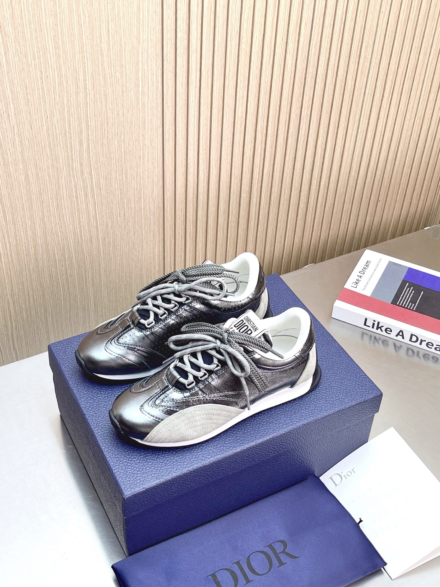 NO:232514,Top version Dior Spring and Summer Show, Graffiti Sketching, Forrest Gump Shoes, Taikoo Hui RMB purchase and development, 25ss Spring and Summer Show, the most popular item, this pair of shoes changed the single design style of Forrest Gump shoes I had previously remembered, retaining the original style, the details are very consistent with the current trend, but also incorporate the manager's new understanding and retro feelings about Forrest Gump shoes. The overall feeling is refreshed, the material is a little matte leather, full of retro style, and looks very high-end. The feeling after putting on the feet is very convex. The foot is really beautiful and versatile. It can be used in any style of clothes, pants and skirts. Original combination sole Fabric: top layer cowhide Inner: imported breathable net Outsole: original open-modeled sole Size women 35-41 (41 customized)  Men 39-45 (45 customization), casual shoes/sports shoes, manolo blahnik, dior, dior, sneakers, skirts, cowhide19860909顶版 Dior迪奥春夏走秀 涂鸦素描德训鞋 阿甘鞋 太古汇RMB购入开发 25ss春夏秀场出镜率最高的单品 这双鞋改变了之前印象中的阿甘鞋单一的设计风格 保留着原本的造型 细节点缀上非常符合当下流行趋势但也融入了主理人对于阿甘鞋全新的理解和复古情怀.整体感觉焕然一新材质是有一点哑光的皮质,复古风十足 看起来很高级 上脚后的感觉就是很凸造型 上脚真心好看又百搭 啥风格衣服裤子裙子都能驾驭 原版组合大底 面料:头层牛皮 内里:进口透气网里 大底:原版开模大底 Size女35-41（41定制） 男39-45（45定制）,休闲鞋/运动鞋,manolo blahnik,dior,dior,sneakers,skirts,cowhide,Women's Shoes