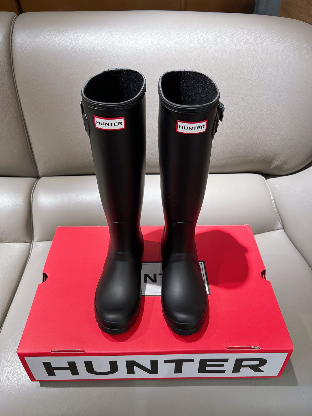 “Bobley Factory: Hunter’s 2024 Rain Boots with British Royal Style” - 图片 1