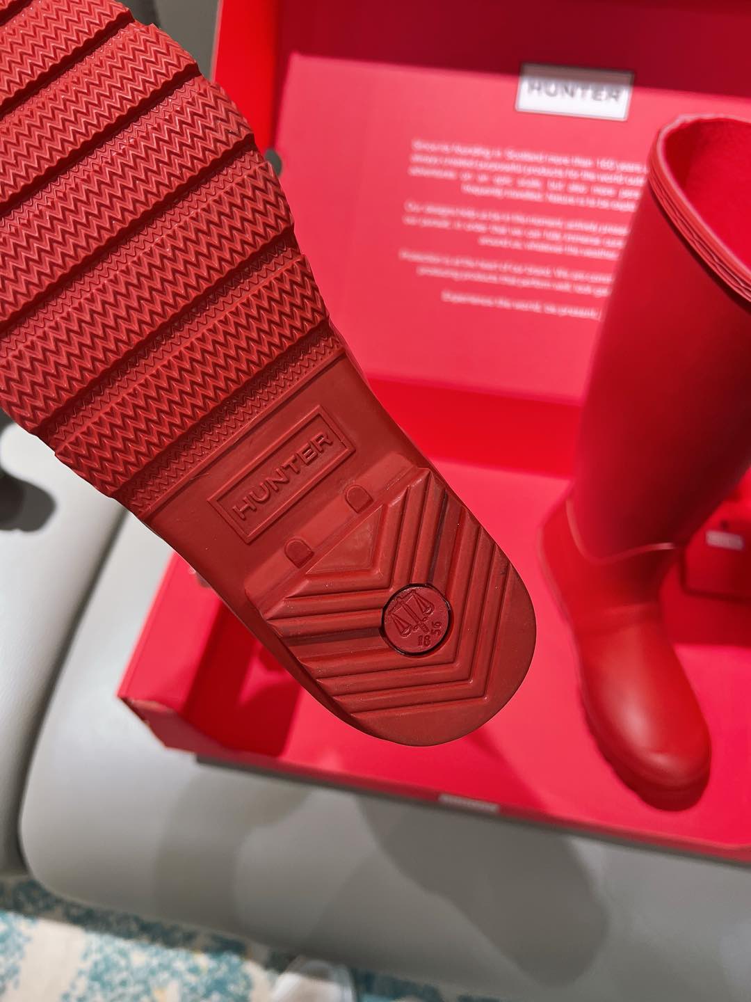 “Bobley Factory: Hunter’s 2024 Rain Boots with British Royal Style Since 1856” - 图片 6