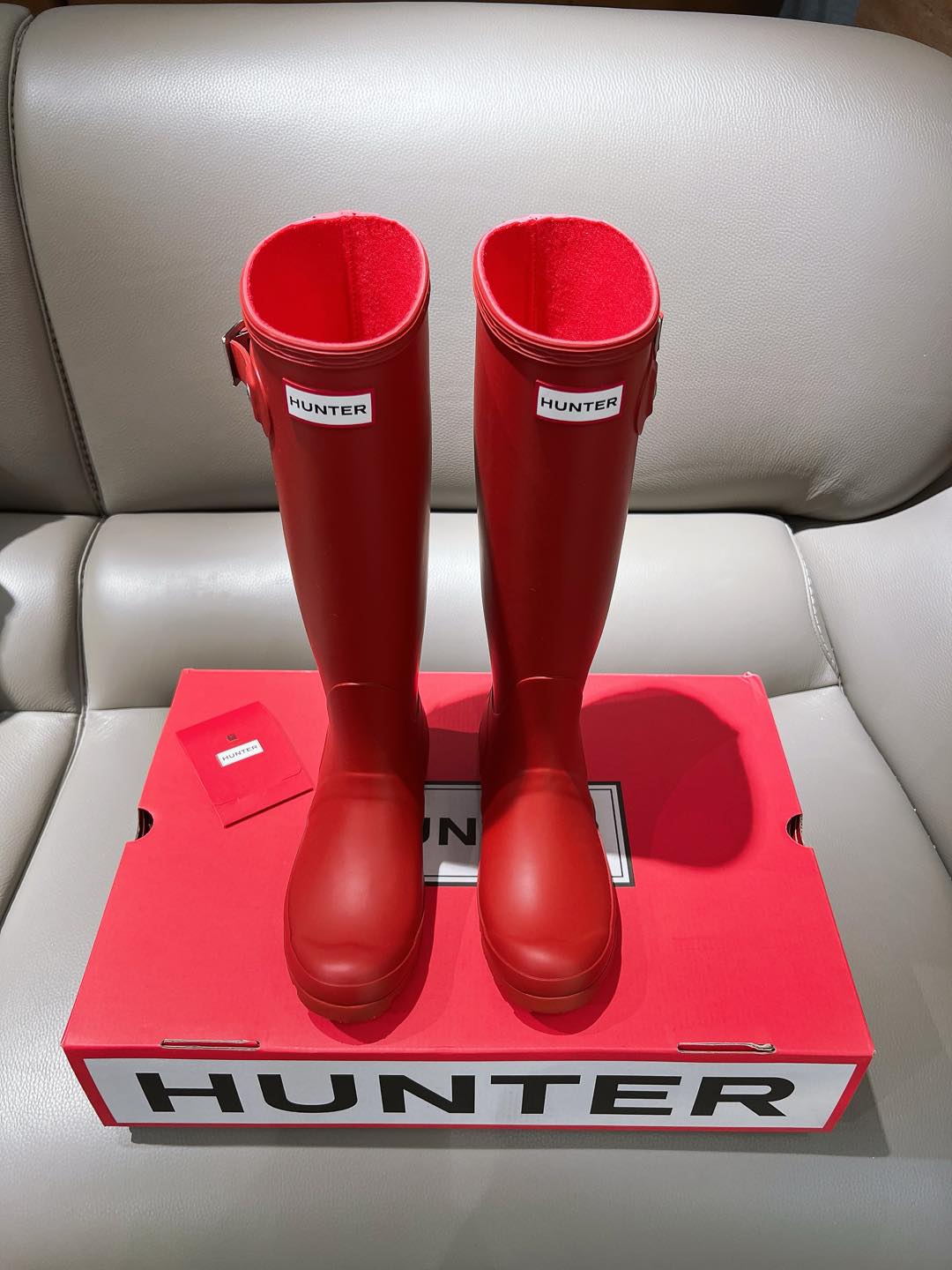 “Bobley Factory: Hunter’s 2024 Rain Boots with British Royal Style Since 1856”