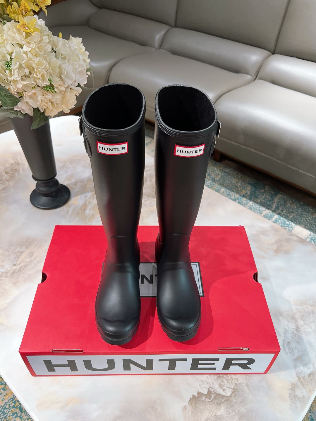 “Bobley Factory: Hunter’s Stylish Rain Boots Since 1856 with Royal British Design”