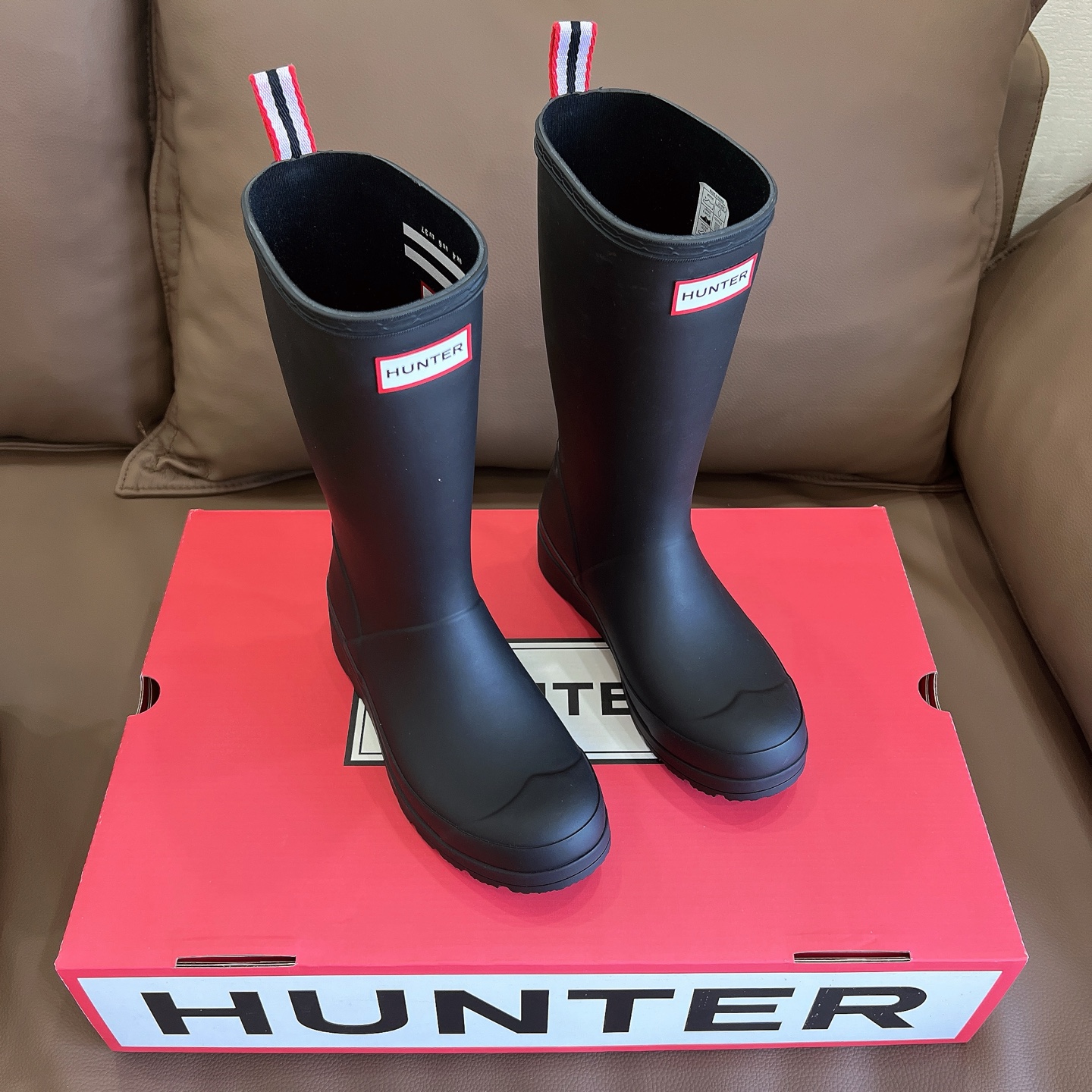 “Bobory’s Factory Produces $625; Hunter’s 2024 Boots for Style and Function”