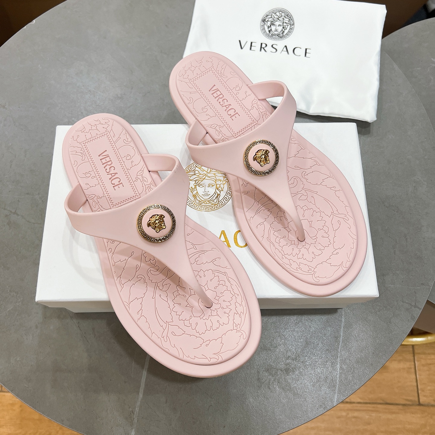 Luxurious Sanctuary Recreational Trailers: Fashionable Design for Travelers (18 words) - 图片 2