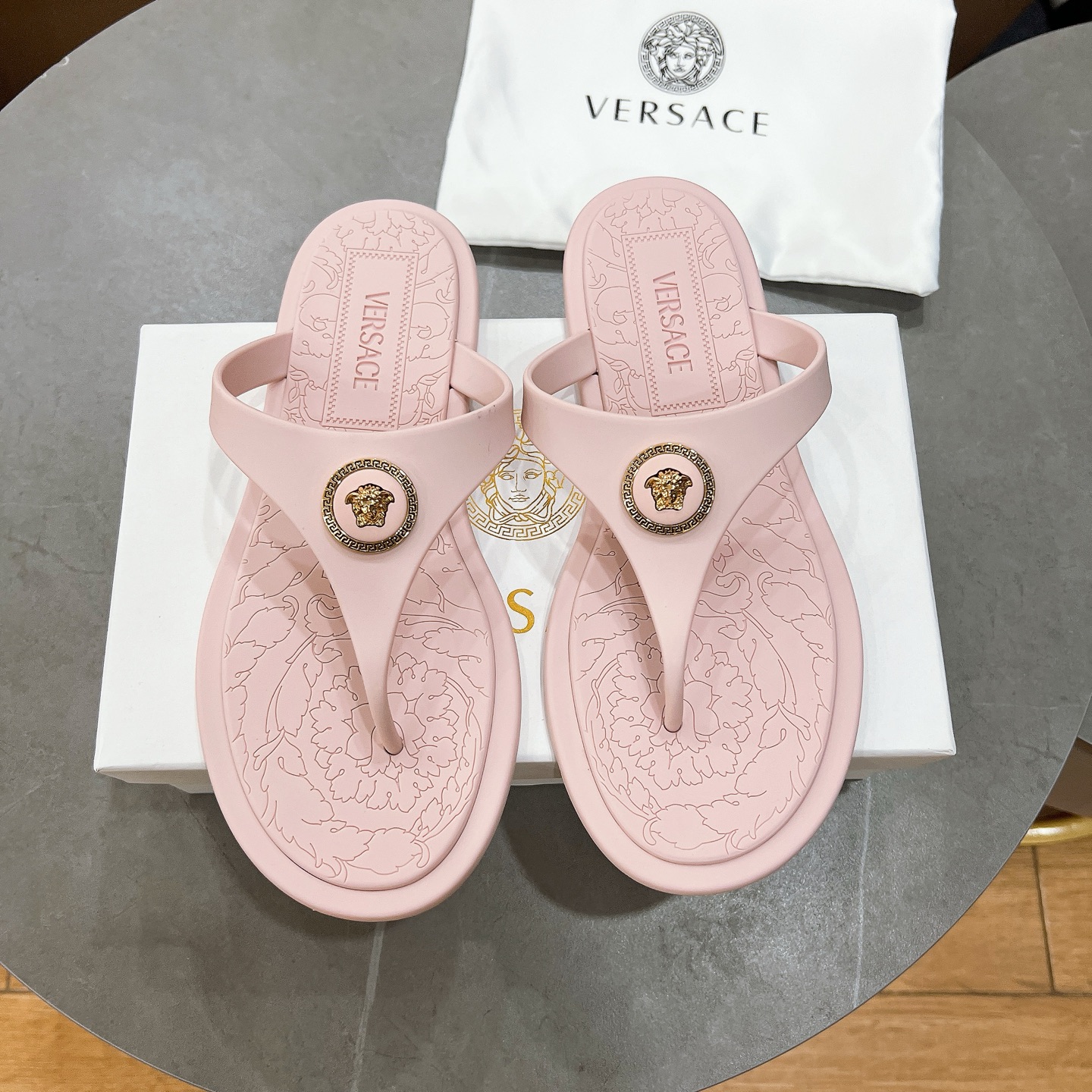 Luxurious Sanctuary Recreational Trailers: Fashionable Design for Travelers (18 words) - 图片 1