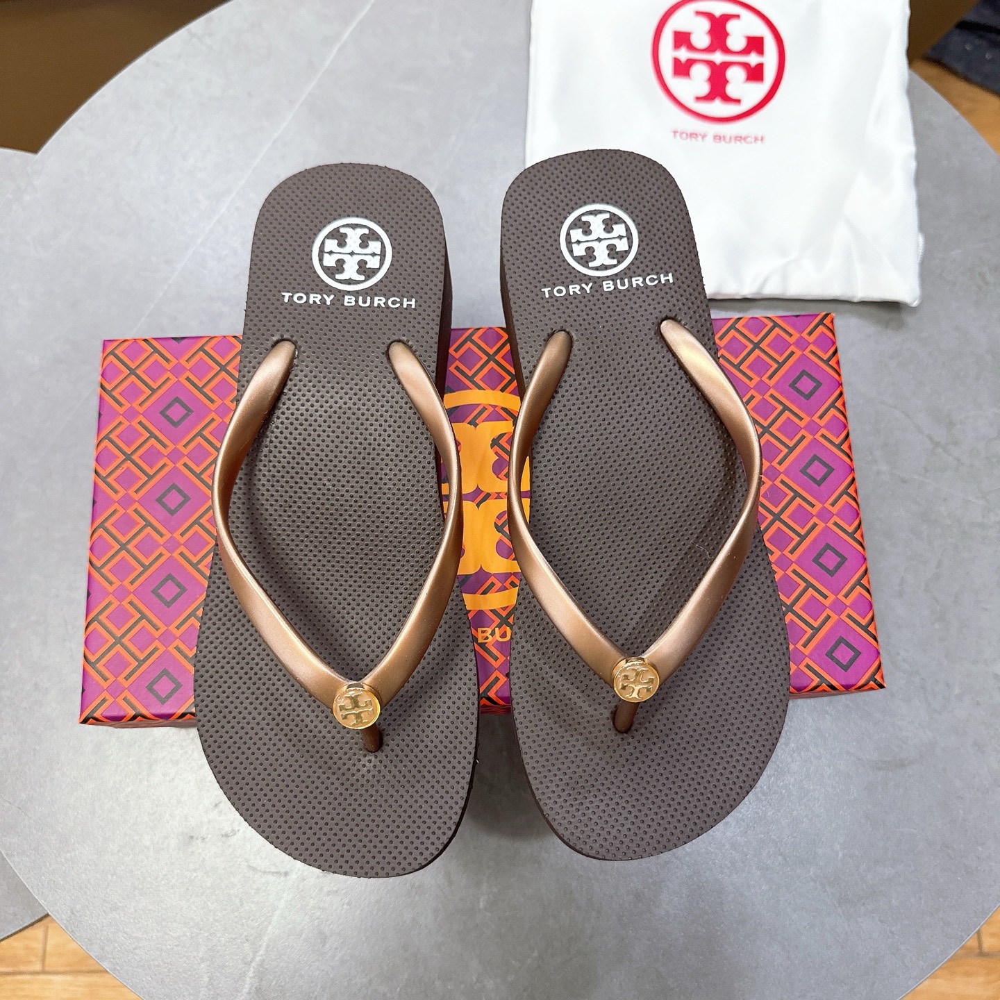 NO:783542,Actual price TORY BURCH (TB) 2026 new summer style [women's wedge flip-flops] TB's official spring and summer flagship model. Waterproof, sandproof, sweatproof, light and comfortable, even your toes can enjoy sunbathing and get a healthy tan! 1 material PVC ear straps EVA foam outsole! 2. The sole thickness at the heel is 3.8cm, and the thickness at the forefoot is 2cm. 3. The midsole and outsole have concave and convex textures, which have excellent anti-slip properties. 4. The slippers are exported from the original factory and comply with foreign environmental protection standards, without any pungent smell! Size 35-41,,burberry,slippers19860909实价 TORY BURCH（T B）2026年夏季新款【女款坡跟 人字拖】TB官方春夏季主打款 防水、防沙、防汗、轻便舒适,连脚趾头都能享受到日光浴,晒出健康色！ 1材质PVC耳带 EVA发泡大底！ 2鞋跟处底厚3.8cm,前脚掌处底厚2cm 3中底板、大底都带凹凸纹路,防滑性极佳 4拖鞋是原厂跟单出口國外的货,符合国外环保标准,无任何刺鼻气味！ 码数35-41,,burberry,slippers,Men's shoes