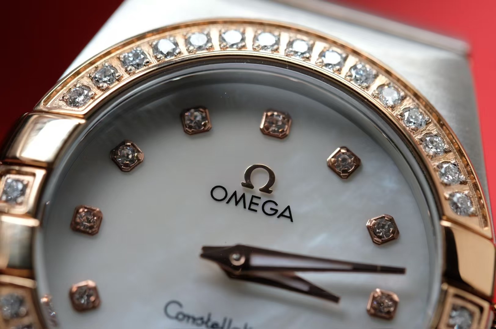 NO:390893,Look at real diamonds, the dial is inlaid with 12 real diamonds, the bezel is inlaid with 32 real diamonds, the original inlaid with cabinets, the QC needs to conduct the strictest inspection after completion, the same process as the cabinet is put on, and the Taiwanese-funded factory with regular orders, these processes are not visible to ordinary F-cargo assembly plants.19860909看真钻石,表盘镶嵌12颗真钻时标,表圈镶嵌32颗真钻,原装上柜一样的镶嵌工艺,完工之后QC还要进行最严格的检查,上柜同工序,正单的台资厂,这些工序都是普通F货装配厂见不到的,,Watch