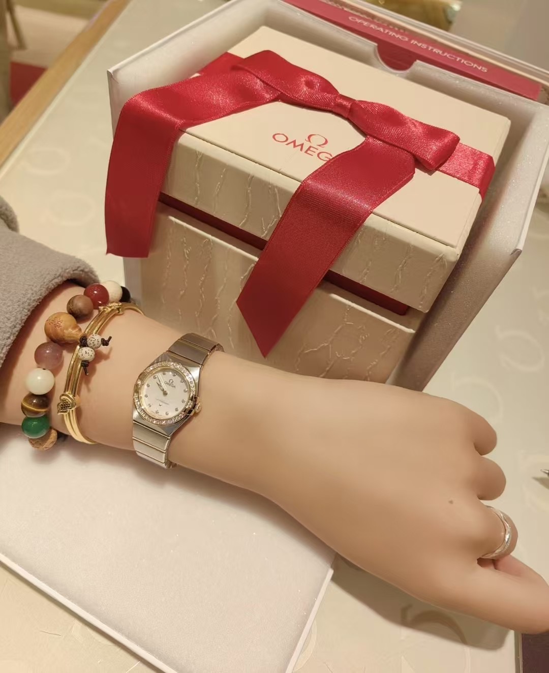 NO:390899,Each watch has 44 real diamonds, which are really high-end, and can see the time. It is also a high-end jewelry. Both colors are in stock. Just this one,19860909每只手表44颗真钻,上手真的高级,能看时间,更是一款高级饰品,两色都是现货,就这一单,,Watch