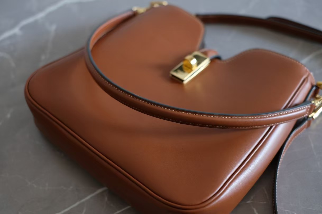 Simplicity, elegance, and high-end have always been synonymous with Celine. Today, this camille is even more practical. It has two shoulder strap
