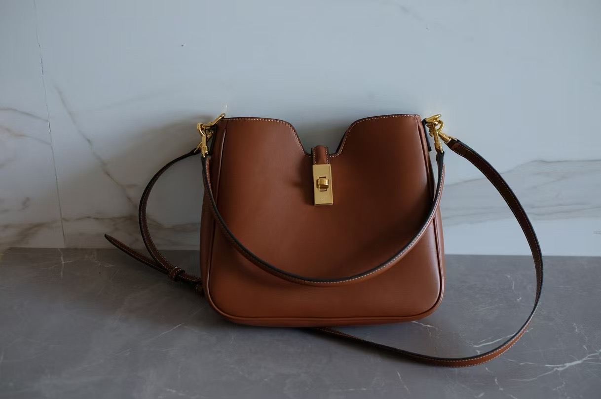 Simplicity, elegance, and high-end have always been synonymous with Celine. Today, this camille is even more practical. It has two shoulder strap