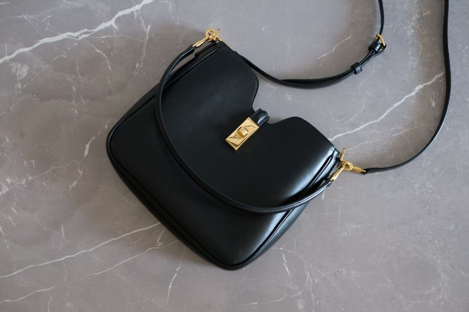 Celine Black is versatile, suitable for all kinds of clothes, various occasions, and every season. The size is 24.521.55cm, and the capacity is b