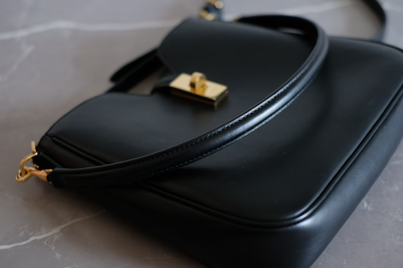Celine Black is versatile, suitable for all kinds of clothes, various occasions, and every season. The size is 24.521.55cm, and the capacity is b
