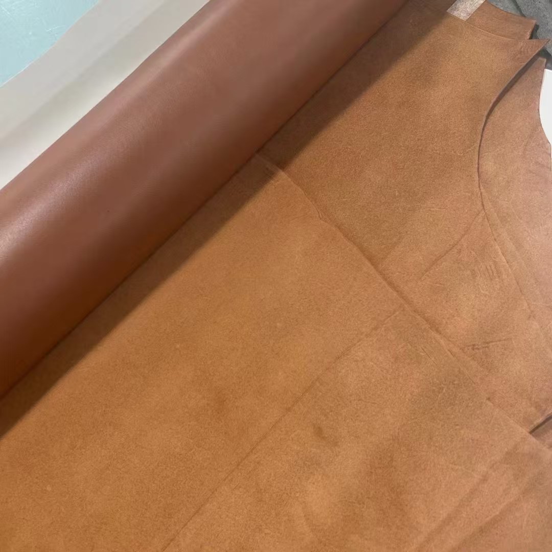Celine The leather is the same as the previous 16 series. Made in Italy, the brands specially supplied medium cow Napa is soft, delicate and has